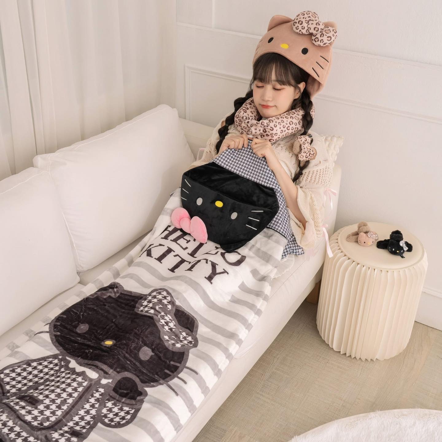 （約6月尾到貨）🇹🇼台灣超商限定 限量長腿Kitty造型頭套頸枕毯💕