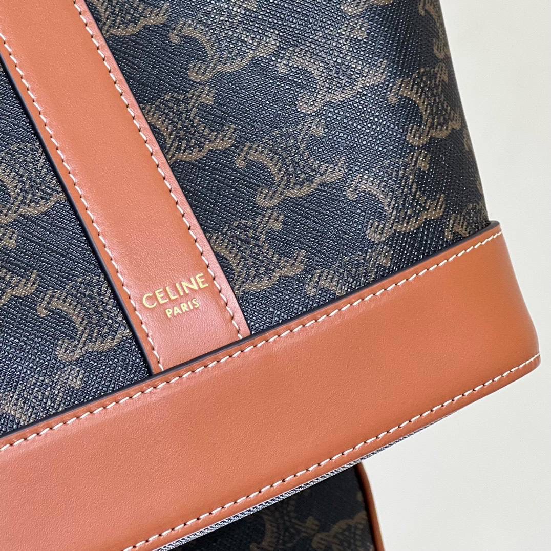 🔥大货实拍图 𝗖𝗘𝗟𝗜𝗡𝗘♥𝗧𝗥𝗜𝗢𝗠𝗣𝗛𝗘 𝗖𝗔𝗡𝗩𝗔𝗦小号水桶 型号：191442 尺寸：30*22*13cm。