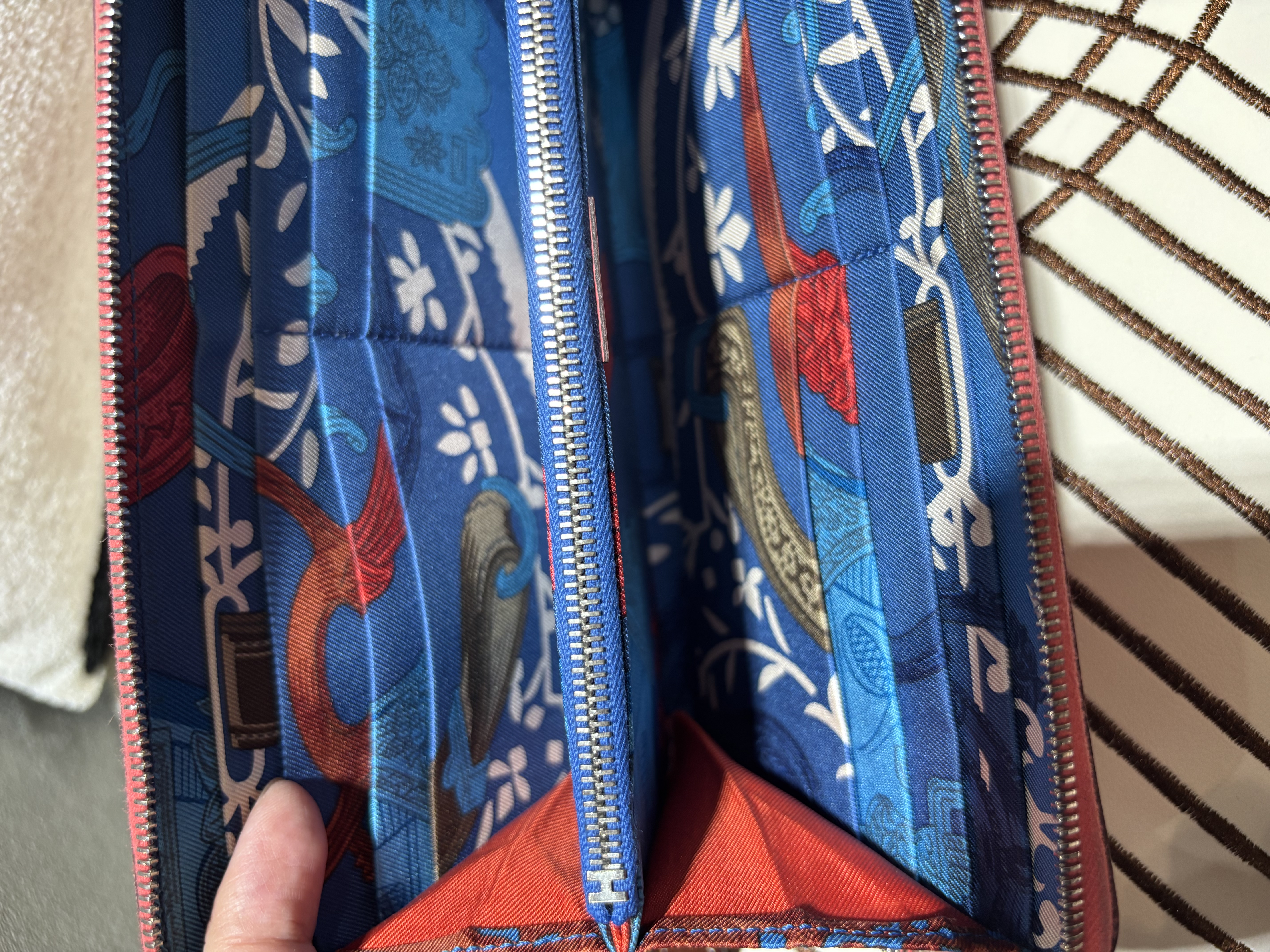Hermes silk in zip wallet STAMP Y 100%Authentic,85%new ✅receipt,✅ box  