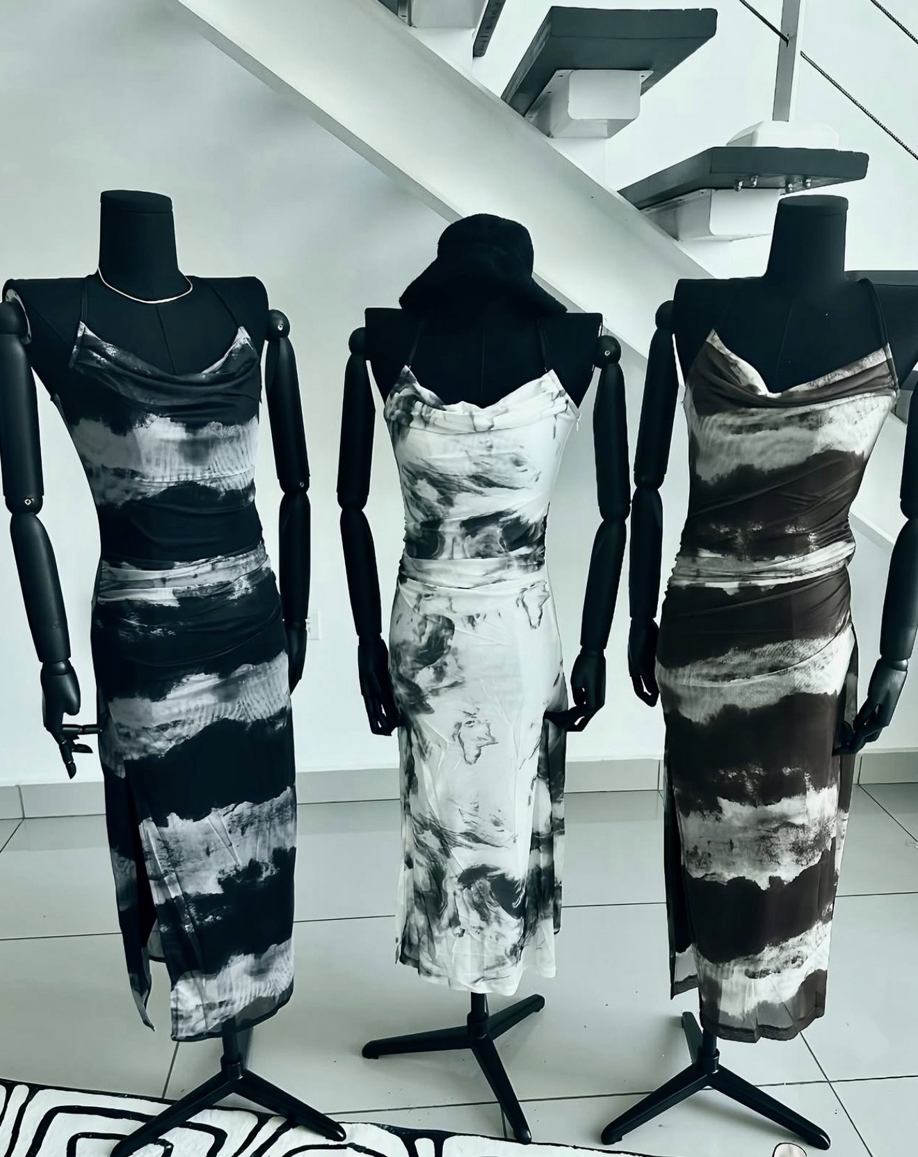 無袖緊身連身裙，大腿開衩