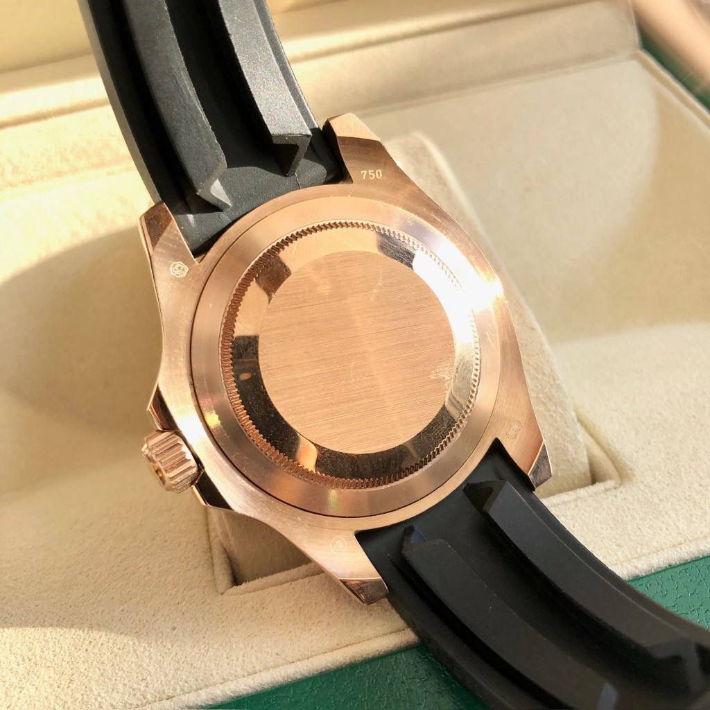 【经典名仕 一劳永逸】劳家爆款游艇名仕型系列m126655-0002男士腕表40mm全玫瑰金游艇出货，继续秉承AD家族优质特色、独家出品一表一码，三码合一 【机芯】搭载AD专注而制0️⃣返修、💯全新原装西铁城8215全自动机械机芯，走时精准，性能优异，动力储备高达48小时 【表壳】316L精钢表壳 高端同步防指纹[强]陶瓷圈口原版同步双向旋转，完美呈现与原版一致的弧度、光泽，超强高密度矿物质玻璃镜面，精致的做工完美秉承原装的潜水游泳🏊‍♀️性能 【字面】大厂同步超强夜光，夜光刻度、表针无瑕疵斑点、晶莹剔透，细节同步正品，内影圈刻字清晰，字体匀称 【表带】采用原装进口硅胶表带搭配316精钢可调节原装表扣