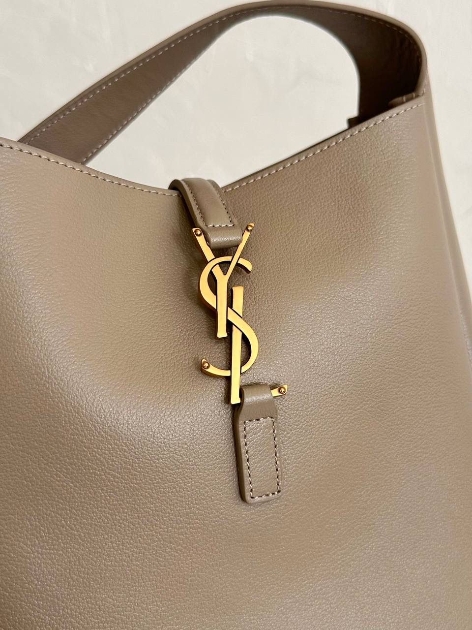 ys1 hobo bag腋下包奶茶色(金扣)🧦 大爆款🔥我和你们说，这只包看着普普通通 但是上身是真的很好看！ 第一次看到他们家有这种慵懒的腋下包 整个包都是柔软的原厂胎牛皮 又轻容量又大，真的很～～好背 这只包的灵魂在于圆滚滚中又有型 市场很多做得太挺括硬朗，那种货打咩啊❌ ZP开发⚠️全套包装哦～ 23×22×8.5cm713938m