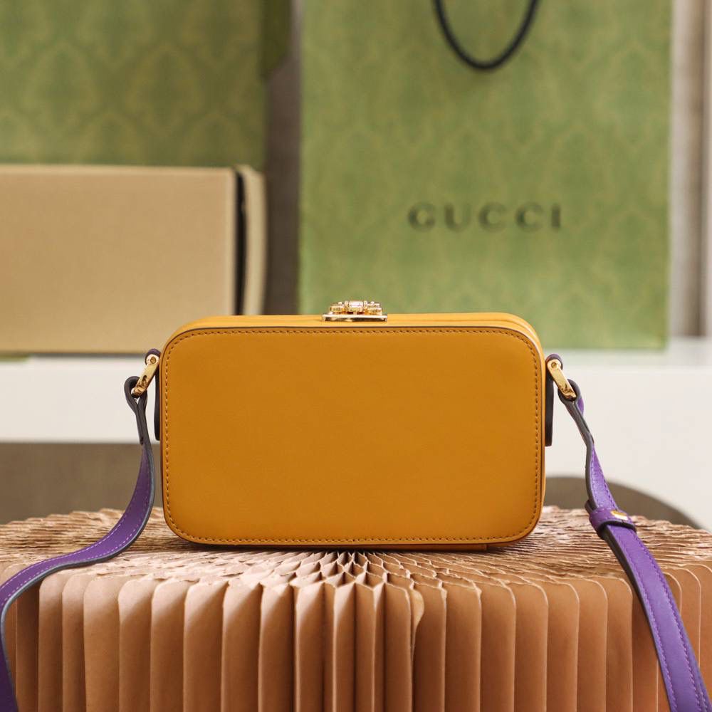 ▪️ 𝙂𝙂盒子包 高级感撞色设计#658230#▪️ ✔️尺寸：17*10*5.5cm 小古新品𝙂𝙂撞色设计盒子包， 这一届的新品太让人眼前一亮了， 撞色的设计搭配盒子包造型， 自带可爱少女气息，竟然附带一丝复古元素！ 盒子包造型搭配经典的𝙋𝙖𝙙𝙡𝙤𝙘𝙠系列锁扣， 可爱的元素搭配经典的搭配融合得恰好！🌈爱了，双𝙂增添了当代时尚格调！