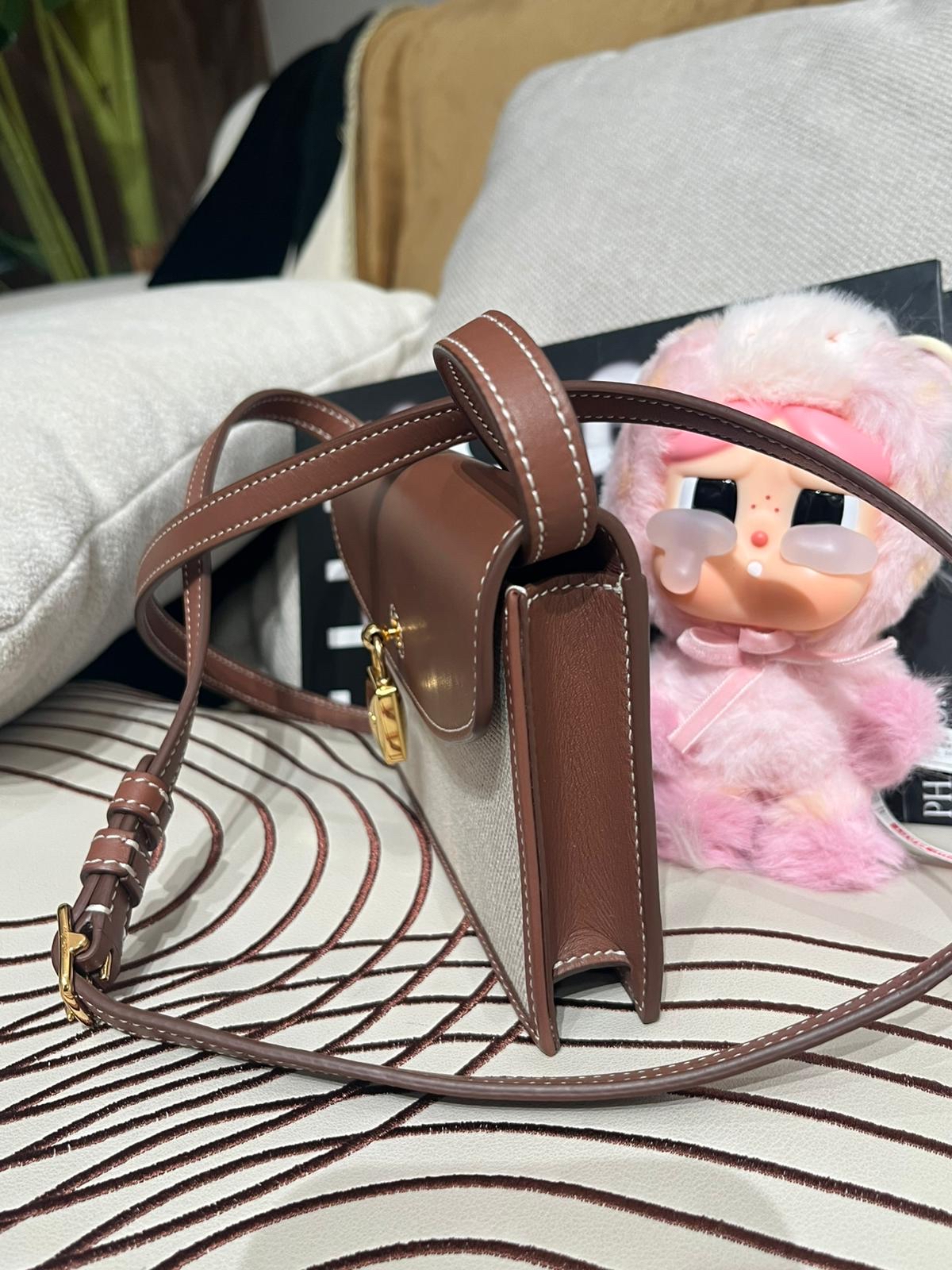 LORO PIANA EXTRA POCHETTE WALLET ON STRAP, 100%Authentic ,95%new 專門店售價$15,300 