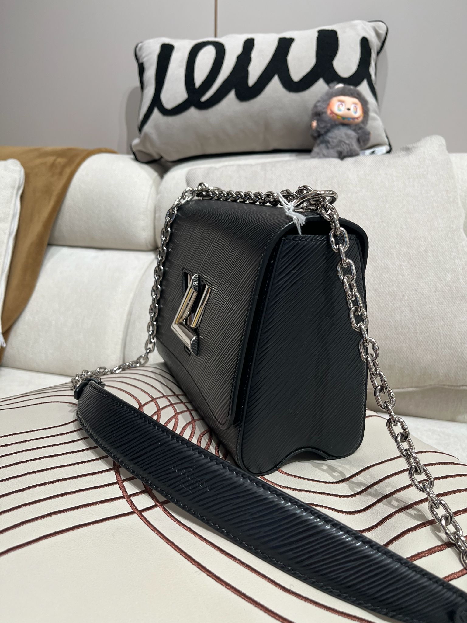 Lv twist mm epi M21110  100%Authentic ,98%new ✅mirror✅dust bag 專門店售價💰 $39,000  