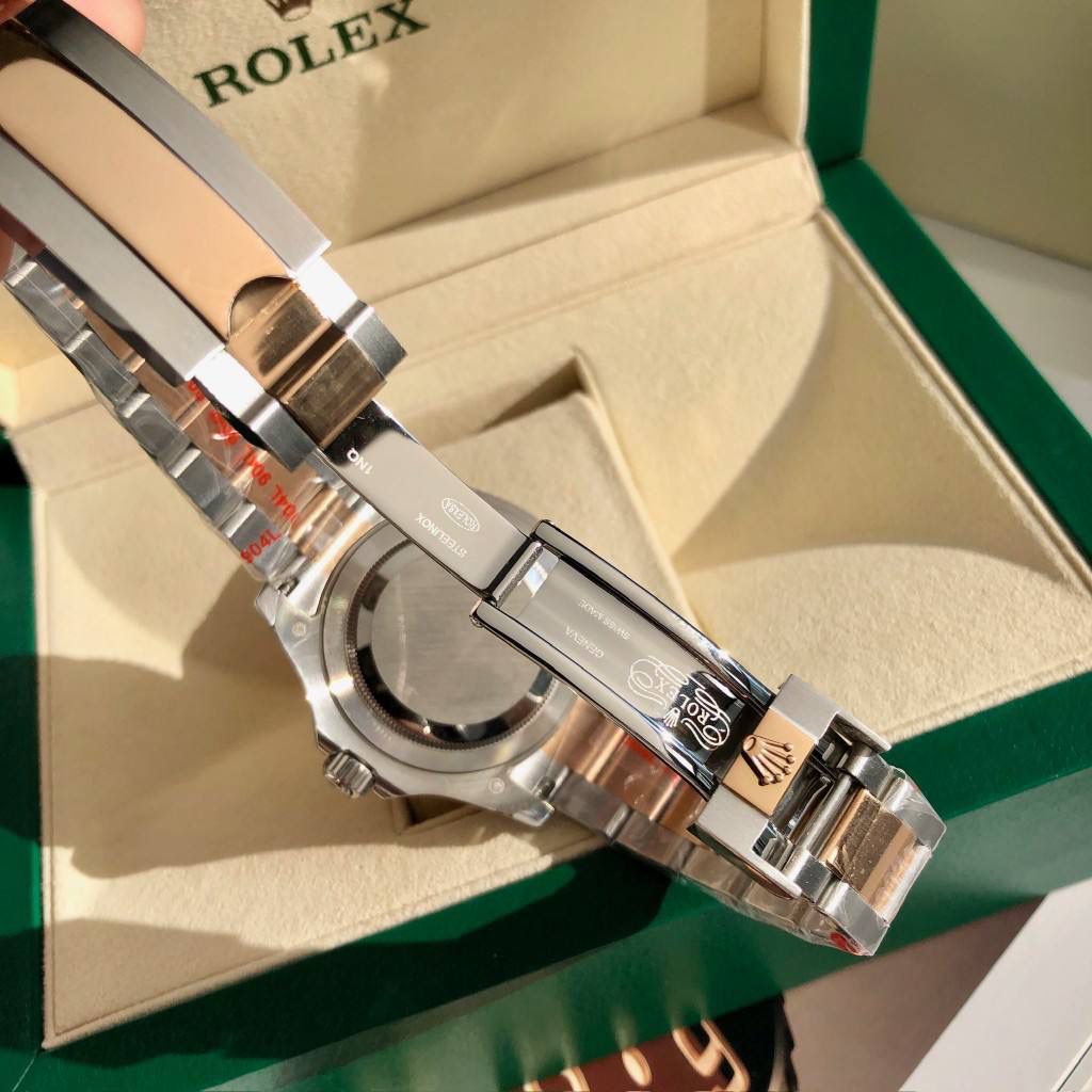 【经典名仕 一劳永逸】劳家爆款游艇名仕型系列m116621-0002男士腕表40mm间玫游艇出货，继续秉承AD家族优质特色、独家出品一表一码，三码合一 【机芯】搭载AD专注而制0️⃣返修、💯全新原装西铁城8215全自动机械机芯，走时精准，性能优异，动力储备高达48小时 【表壳】316L精钢表壳 高端同步防指纹[强]陶瓷圈口原版同步双向旋转，完美呈现与原版一致的弧度、光泽，超强高密度矿物质玻璃镜面，精致的做工完美秉承原装的潜水游泳🏊‍♀️性能 【字面】大厂同步超强夜光，夜光刻度、表针无瑕疵斑点、晶莹剔透，细节同步正品，内影圈刻字清晰，字体匀称 【表带】搭载316精钢表链可调节原装表扣