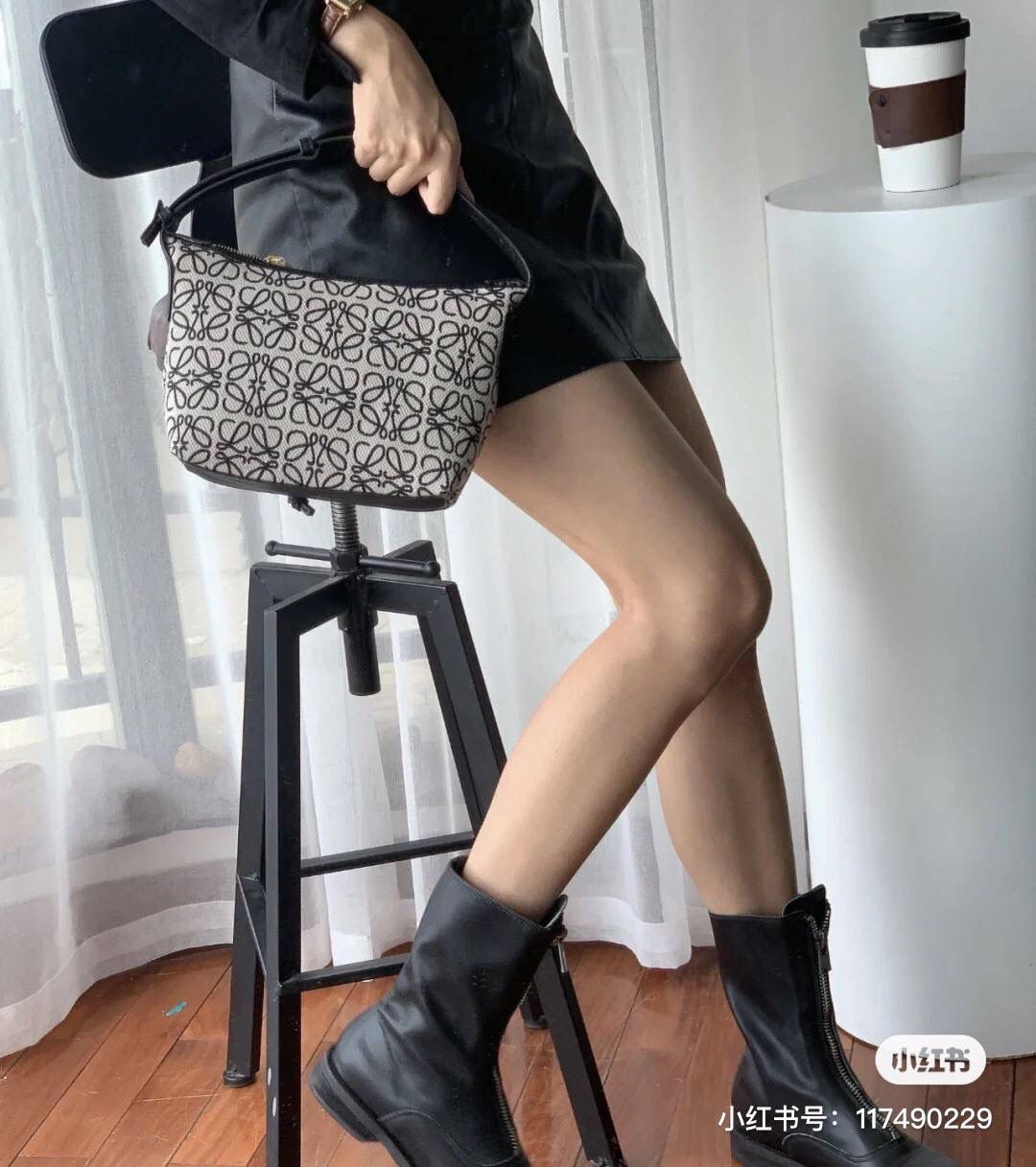 * 𝘊𝘶𝘣𝘪 𝘈𝘯𝘢𝘨𝘳𝘢𝘮 提花布手袋✌️ 小号尺寸:21-12-17cm（顶部宽处25cm） 编码:652104黑白/布 包包面料挺括度适中，没有固定形状 ，背上出门慵懒氛围感十足😘，肩带可以调节，伸缩至腋下背，单肩，手拎皆可