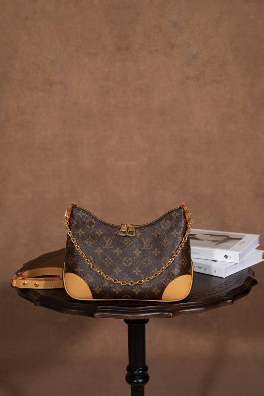 LV黄牛角😍 这款真的很火，一出就知道是爆款🔥 牛角包造型，小巧又可爱，但真的很能装，日常出门完全够用。 复古老花＋时髦设计，颜值超高，随便背都好看‼️ Size：29 × 16 × 9.5 cm 好看＋实用兼顾，真的属于那种买了不后悔的款💖