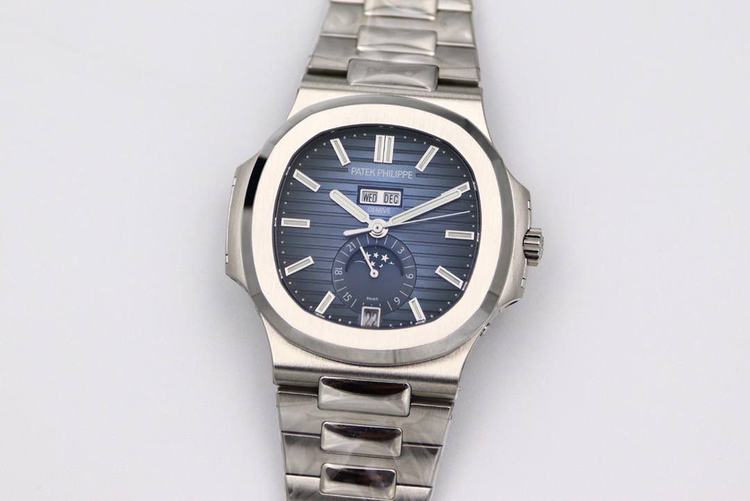 🔥新一代V3百 达 翡 丽🔥Nautilus年历腕表5726系列顶级版本 1⃣️全新一代V3表盘渐变深蓝色更加接近原装，正面可看出中间向四周扩散为蓝色渐变黑色，六点钟位置二十四小时盘同步原装CD纹，（现市面变盘均为蓝色未渐变且没有CD纹的错误版本）最新解毒版本 2⃣️新一代V3表壳，市面因壳身还原本就是一道道考验，各个环节工艺繁杂，现市面版本侧边三字位和九字位的搭配，还有四个功能按钮，基本摸起来都是高低不行且刮手的现象，GR全新一代V3表壳，经过几个月的研究和探讨，真正的意义上的做到了圆润的效果，侧边三字位和九字位搭配不管从什么角度，摸起来均不刮手不高低，同时四个功能按键位置也做出了调整，正品按键是为居中，市面普遍都是偏上且刮手，V3版本真正做到了一比一还原，不刮手且同正品一致居中。完爆市面所有版本 3⃣️V3表链依旧独霸市面，独家巨资开发表链，做到了柔软与贴手并存，每一节钢链中间都为正品一致工艺3D钻石菱形且立体感十足，不管多大多小的手腕均可佩戴，佩戴也极其舒适贴手，侧面与底部的打磨都与壳身一样的细腻。V3全新定义百达翡丽Nautilus终极版本（现市面均为廉价表带，没有正品的钻石菱形，也没有柔软与贴手，佩戴质感偏硬不舒适。还会有Nautilus的味道吗？）