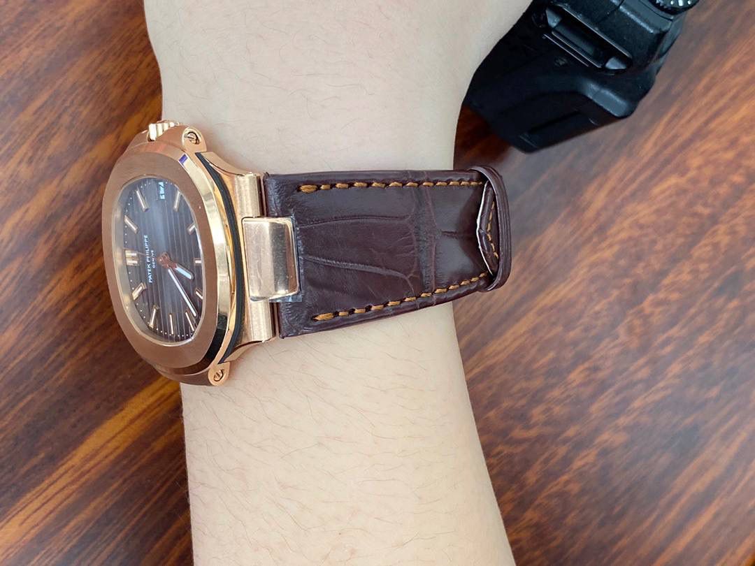 鹦鹉螺市场独家专用机芯，升级无噪音刻字版原版机芯🔥🔥 详细升级解读: 1.升级机芯全部精雕刻字，清晰不磨损，纹理做到极致。 2.升级自动陀片，采用瑞士超精密轴承，业界史无前例的安装陀片工艺。做到百分百降噪音。 3.原版机芯，无假夹版，无假摆轮，无假红宝石。WY-3k厂完整的复刻出3.3毫米的绝版高品质324SC机芯. 4..升级表盘刻度夜光超亮，而且整体做到和谐一致同步亮度。 5.鹦鹉螺经典蓝盘，目前改进与正品一致的颜色，秒杀其他工厂的表盘细节和做工。 6.日历窗口每一只手表做了水平正位，不出现偏斜遮挡。 7.把头调节档位顺畅度的多次调试，调试到最佳状态。使得升级版手雷调校时间和上链的手感畅顺 8.升级了整个手表厚度8.3毫米，完美实现全网最薄机械表，等同原装厚度。佩戴起来舒适无比。 9.重点强调324Sc机芯顺时针调日历，也就是由上往下调日历。注意辨析和正品一致。 10.调节时间的时候，拉表冠二挡。大秒针是不停止的。和正品也是一致。