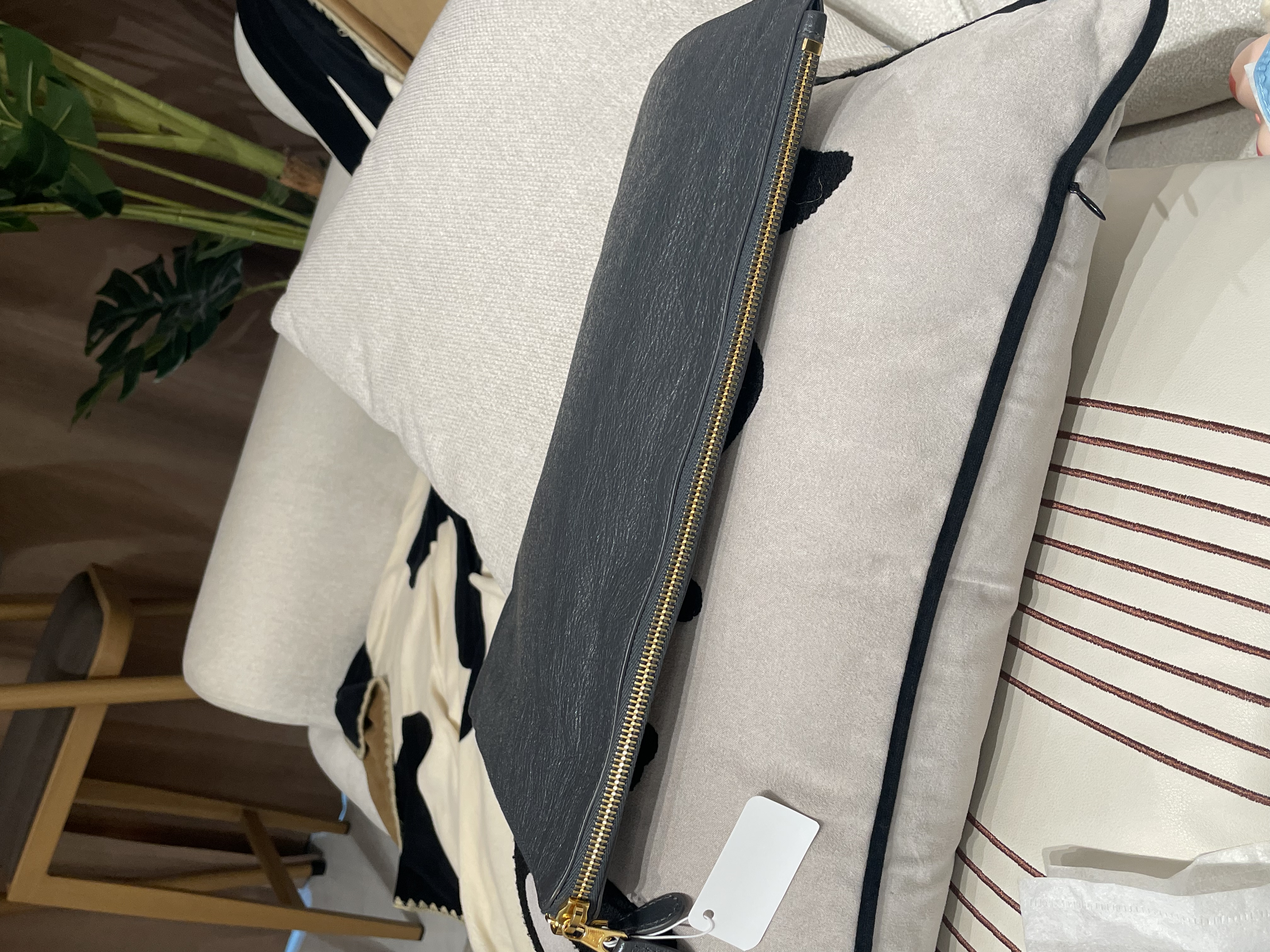 Balenciaga clutch bag  100%Authentic, unused ✅tap booklet✅dust bag