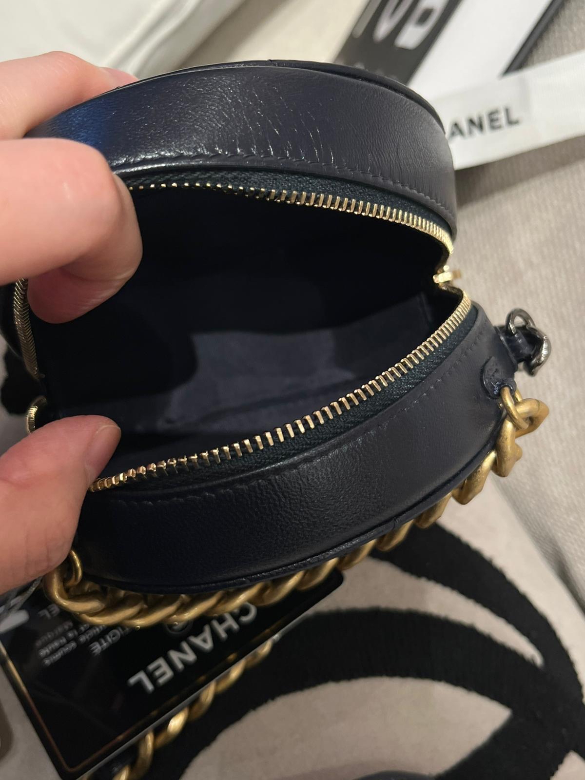 Chanel 19 Round Clutch WITH CHAIN AP0945 SHOULDER BAG 100%Authentic, 98%new ✅專門店收據✅29卡✅塵袋✅box