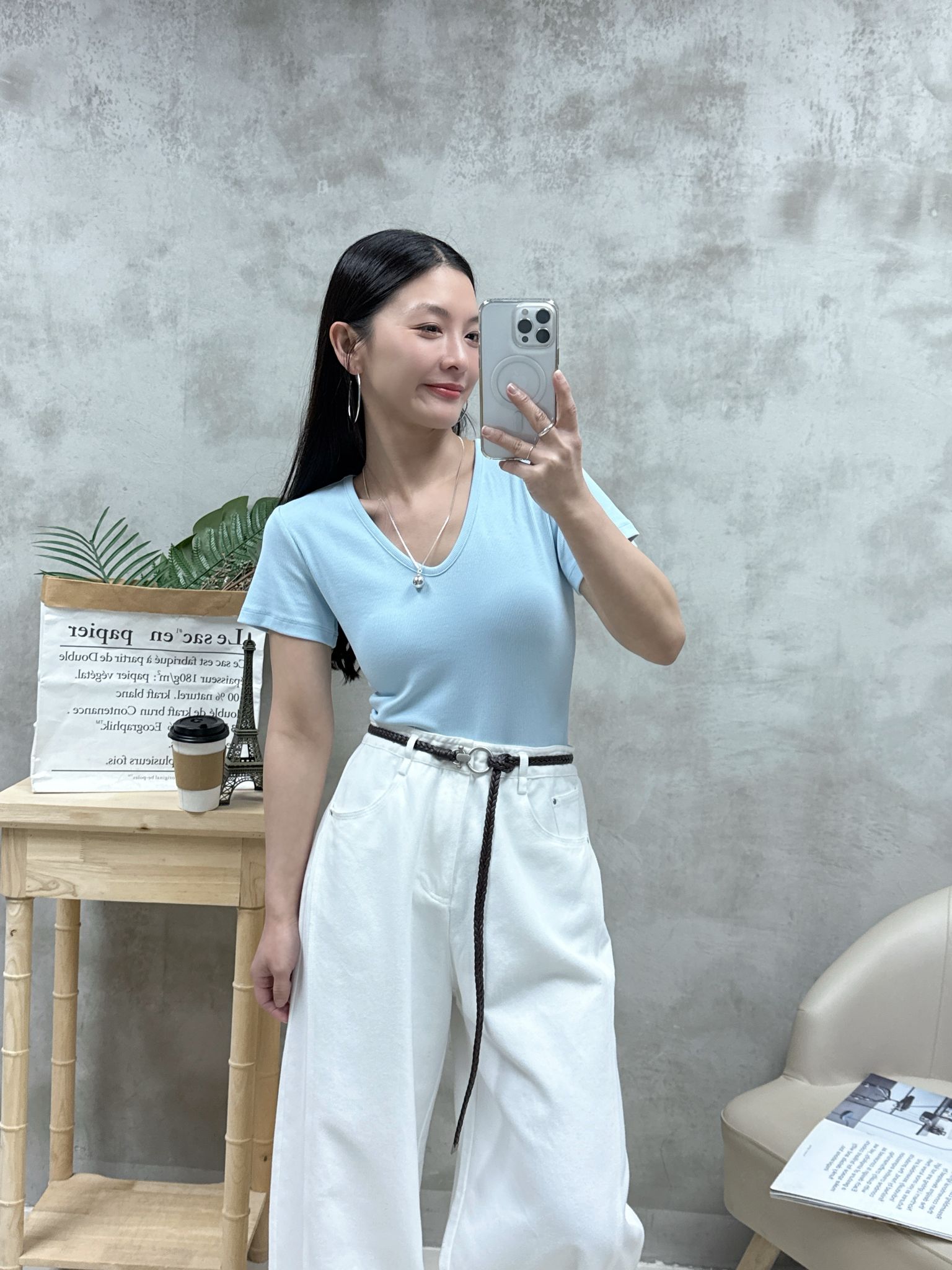 C13 V領暗紋骨感Tee