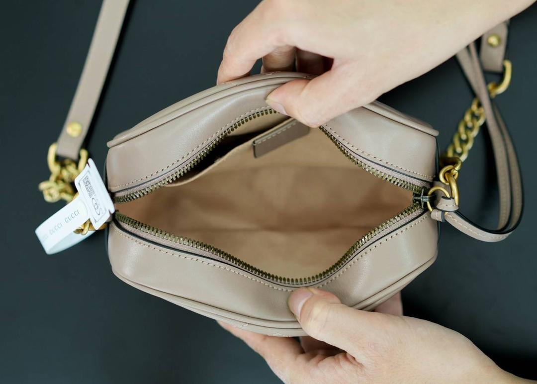 👜🔥Marmont系列绗缝迷你相机包 奶茶色 18cm （原厂皮 全铜五金） 正品售价¥12.000 独家原厂皮发售 限量级别 奶茶色超好看 经典百搭不挑人 自重很轻 链条搭配皮革的肩带不怕溜肩 毫不夸张说 绝对是日常用出场率最高的包 官方款号 448065 尺寸迷你：18x12x6cm 小号：24x13x7cm