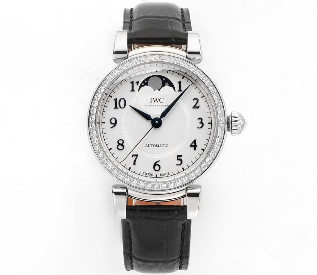 TWC出品 IWC达文西 IW459306 蔚蓝星空，诗意月相，自动月球与印度洋的蓝色水域完美匹配 随着达文西系列以致敬经典的设计回归到大众的视线之中，我们看到了它很多有趣的设计，包括清晰醒目的盘面，现场锋利的剑形指针，当然还有古典的圆拱形表冠，活动式表耳，更加贴合手腕。腕表表底镌刻有“生命之花”，“生命之花”是一个由多重重叠圆环组成的几何造型，是达文西经过深入研究绘制出来的。直径36毫米，自动上链机芯，精钢表壳， 中央秒针附掣停装置，月相盈亏显示，特殊镌刻表底，防水深达30米，动力储备达42小时 ，腕表整体设计得简约大气，且不失细节，很适合成熟优雅女性！