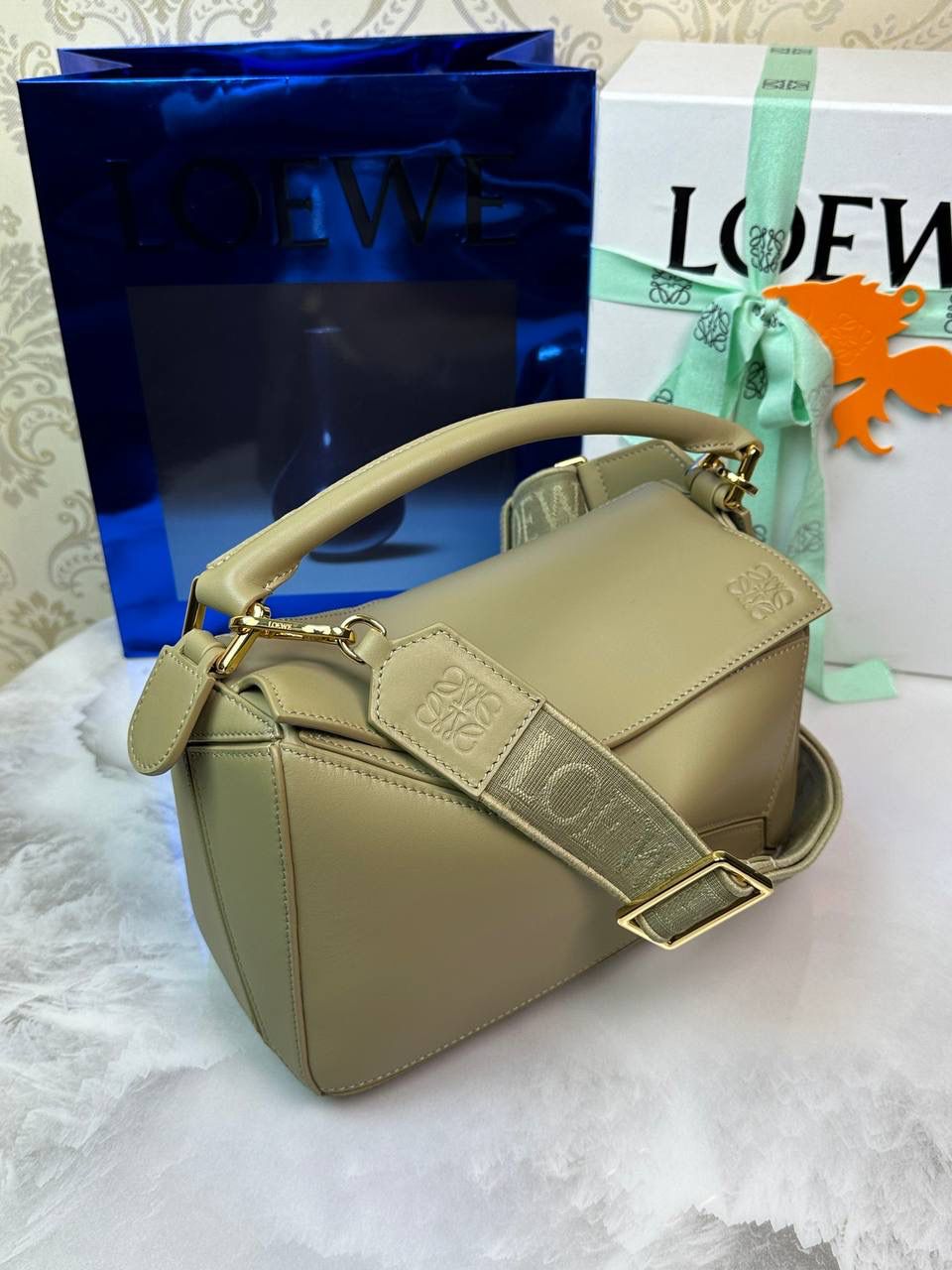 🅰️小号 𝗣𝘂𝘇𝘇𝗹𝗲最新版本❤️ ——（缎面/织带款） ✅经典拼图系列，不规则立体几何设计，最具辨识度的立体廓形和几何美学，顶级进口小牛皮搭配德国沙菲线，独家定制五金，𝗬𝗞𝗞拉链拉头 ✅容量超大，颜值高，四季百搭，新款自带可拆卸𝗟𝗢𝗘𝗪𝗘织带宽肩带‼️ 尺寸：𝟐𝟒-𝟏𝟎.𝟓-𝟏𝟔.𝟓𝐜𝐦 款号：061609织带款黏土绿