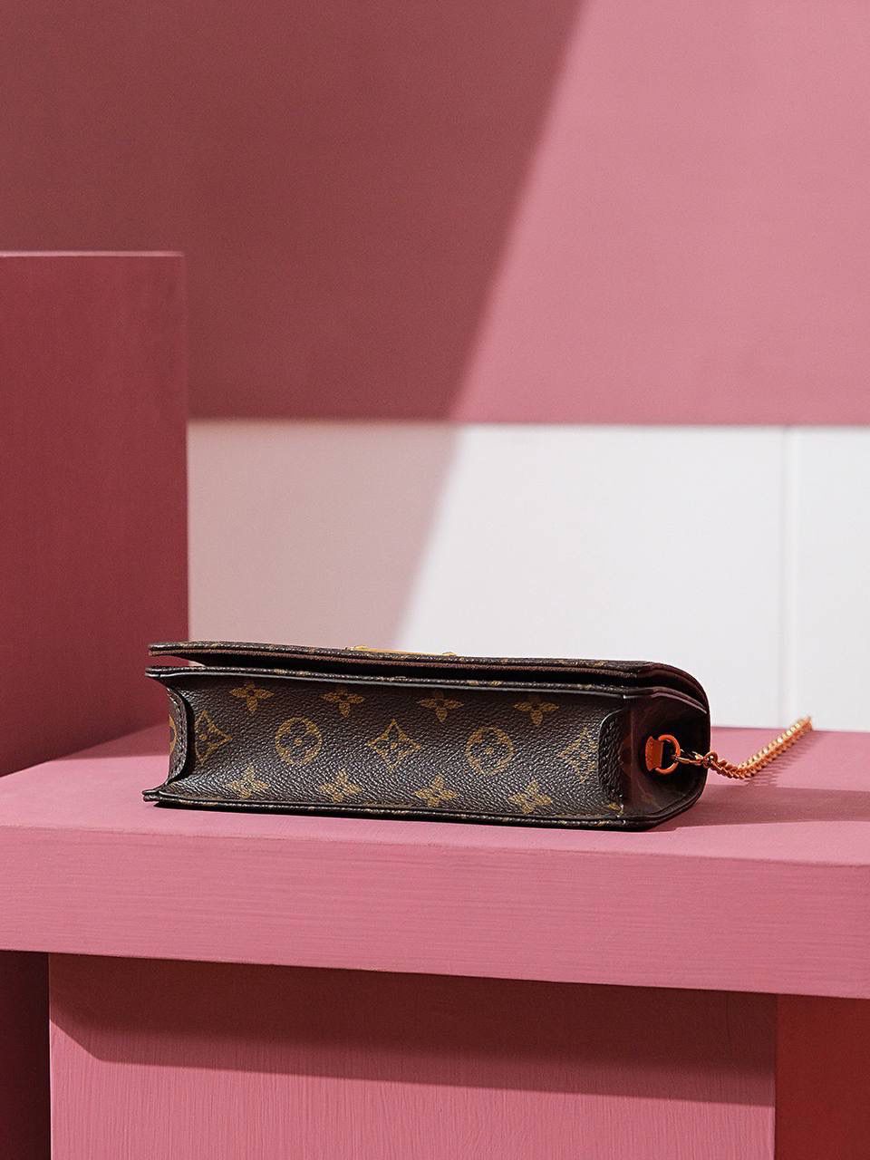 𝗪𝗔𝗟𝗟𝗘𝗧 𝗢𝗡 𝗖𝗛𝗔𝗜𝗡 𝗟𝗜𝗟𝗬系列 👜✨ 尺寸:20.7*10.2*3.5𝐜𝐦 𝗹𝗶𝗹𝘆 𝘄𝗼𝗰系列真的是爱惨了！ 颜值上，一整个惊艳的天花版设计！ 不得不说，设计师真的太懂我们女生的心思了，简约的包身搭配着独特精致的链条让整个包身呈现出它独特的味道！ 看似很精美 但容纳量非常高 一年四季都可搭配，既能当手拿包又能斜挎、单肩以及腋下，多种背法！ 氛围感拉满，必入款！🎀👍