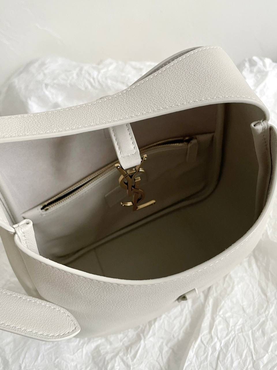 【已更新最新细节⚠️】 ys1 hobo bag腋下包小号 白金🤍 我和你们说，这只包看着普普通通 但是上身是真的很好看！ 第一次看到他们家有这种慵懒的腋下包 整个包都是柔软的原厂胎牛皮 又轻容量又大，真的很～～好背 这只包的灵魂在于圆滚滚中又有型 市场很多做得太挺括硬朗，那种货打咩啊❌ ZP开发⚠️全套包装哦～ 23×22×8.5cm713938m