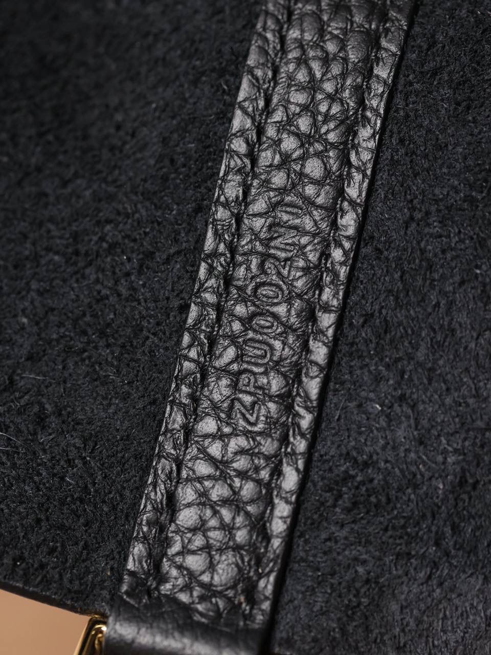 H菜篮子🧺✨ 黑色18cm金扣 独家渠道货！独家背景！高清实拍图！ 每个细节可放大看，全网天花板级别的菜篮子，独一无二的过验产品，每个细节都是对版的！ 纯手工制作、细工慢活、工匠精神雕刻的艺术精品！零售后，包满意！ 尺寸：18 X 19 X 13.5cm