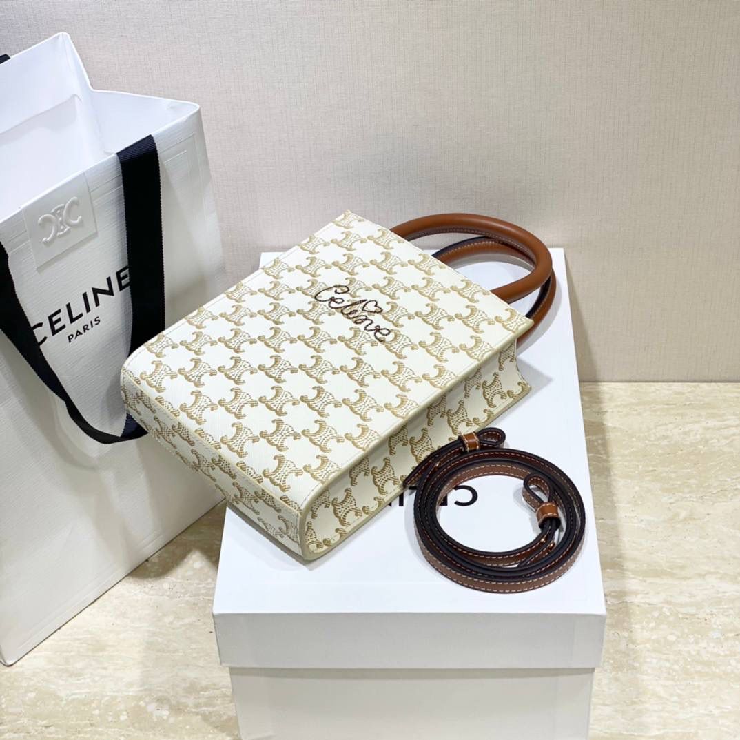 🔥大货实拍图 𝗖𝗘𝗟𝗜𝗡𝗘 ♥ 𝗧𝗥𝗜𝗢𝗠𝗣𝗛𝗘 𝗖𝗔𝗕𝗔𝗦 𝗧𝗢𝗧𝗘 𝙘𝙚𝙡𝙞𝙣𝙚的爱心𝙡𝙤𝙜𝙤也太会了吧！直接俘虏我！实在是太会抢钱了！托特包的天花板🥇 型号：194372 尺寸：17*21*4cm