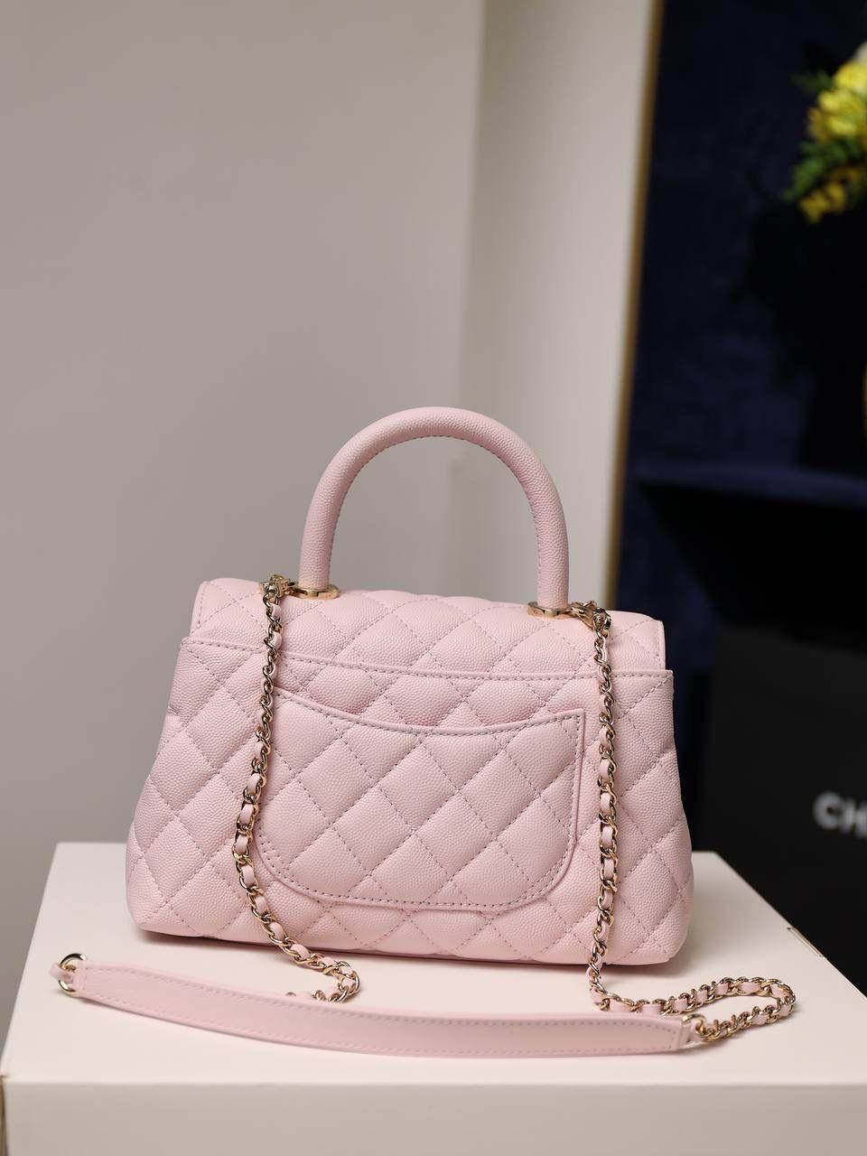 新coco handle小号粉色荔枝纹💞👜 已出货！和CF一个渠道的尾单货，拿过的都不用多介绍啦！新款驾到！独家渠道货！ 尺寸:14 X 24 X 10cm