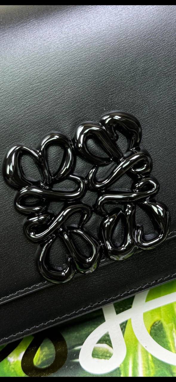 🎈单色釉𝘎𝘰𝘺𝘢*缎面皮 —【黑色到货✅】 尺寸：𝟏𝟗-𝟔-𝟏𝟑.𝟓𝐜𝐦 编码：262123 【配全套礼盒】 ✅汲取古代单色釉瓷器色彩灵感，全新打造𝘓𝘰𝘸𝘦*单色釉系列。该款采用缎面丝绸牛皮搭配内里纳帕羊皮，手感丝滑细腻。正面立体膨胀𝘈𝘯𝘨𝘳𝘢𝘮 𝘓𝘰𝘨𝘰设计搭配陶瓷小兔子挂饰，堪称时尚界的艺术品。 ✅磁扣开合，内部3个隔层设计，以及按扣和背面小侧袋，收纳方便➕安全感满分，能装，好搭。