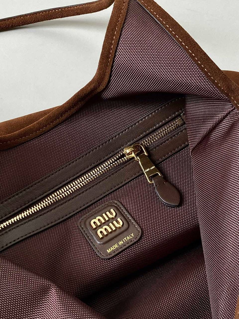 🈶深棕色 𝗠𝗶𝘂𝗠𝗶𝘂 𝐢𝐯𝐲 24秋冬托特 今年棕麂皮系列大人气啊！ 深深的巧克力色，满满秋冬味儿～ 绒面皮每年都会有，但是！！今年这股风刮的特别猛 从秀场到ins博主穿搭，或者线上门店 几乎都有麂皮元素！ 西装款 夹克 风衣 鞋子 包括包包等 延续去年美拉德色系的颜色， 今年的颜色各种各样，有深有浅 但我唯爱咱miu家的这个巧棕色 绝对秋冬氛围感里，最“增质感”的时髦单品！ 35×40cm #F0110m