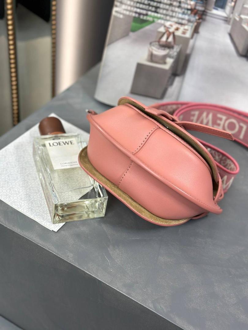 *𝘔𝘪𝘯𝘪 𝘎𝘢𝘵𝘦 𝘋𝘶𝘢𝘭 马鞍手袋 ✨上新 new in✨ 尺寸:15*12.5*9cm（中部最宽处21cm） 编码:522127 颜色: 织带/桃粉色 将原本的细肩带更换成存在感更强的帆布宽肩带，点缀logo印花，休闲率性感满满！ 包身采用非常柔韧光滑小牛皮，内里麂皮，内置两个卡槽，Puls🉑️无忧。 经典造型手袋，换上了新肩带，估计又有不少包控要失去抵抗力啦👏🏻