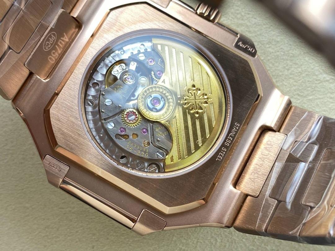 PP+ 百达翡丽 方形 新系列CUBITUS 5821腕表 亮点特色：1️⃣机芯:搭载定制9015改Cal.26-330 SC一体机，调时不停秒，调时不停秒，摆轮位置均与正品一致，自动上链机芯。2️⃣钢带:316L定制级人体工程学表带，新扣款式。3️⃣表壳:尺寸45毫米厚度仅8.3mm，为表壳对角线长度(即10点位至4点位),因为表壳近似于方形，上下边的宽度会小于这一数值，所以视觉效果并不是很大。 搭配上，5821属于运动风格腕表，日常搭配正装和休闲风格也可以。