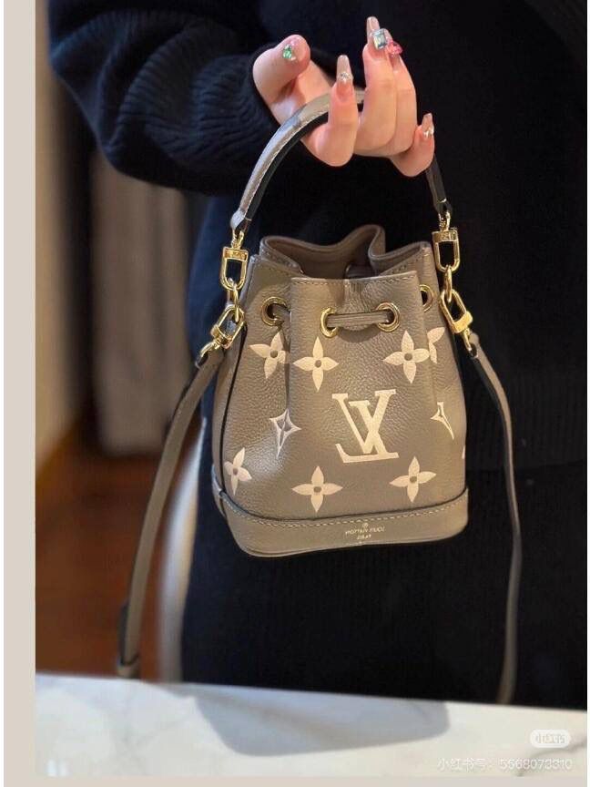 Nano全皮小水桶👜✨ 今天这款nano水桶包更是火出圈的节奏！不仅可以手提，更可以调节肩带!! 原厂进口牛皮➕撞色老花压纹，东西都是独一无二 的正，包型也是堪称万年经典 经典中的经典 💕 尺寸：13-9.5-16cm