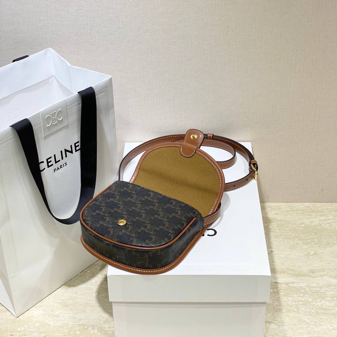 🔥大货实拍图 𝗖𝗘𝗟𝗜𝗡𝗘 ♥ 𝗧𝗥𝗜𝗢𝗠𝗣𝗛𝗘 𝗖𝗔𝗡𝗩𝗔𝗦 𝗕𝗘𝗦𝗔𝗖𝗘 嗨～复古老花yyds新草报道～圆滚滚的小马鞍很是讨喜🤩～ 型号：196702 尺寸：15*11*4cm