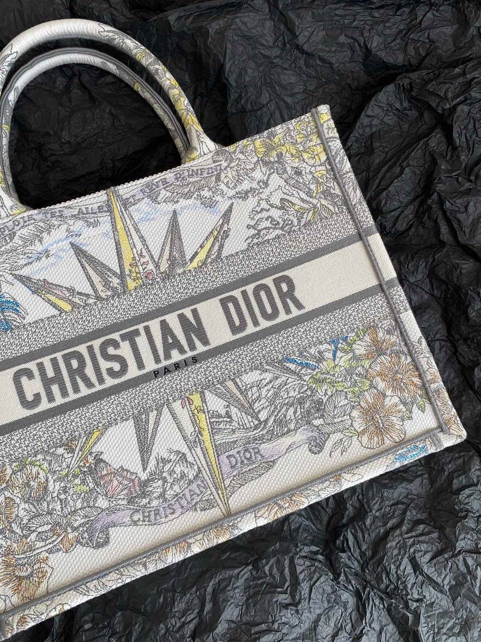 🈶多色中号 𝗖𝗗 𝗕𝗼𝗼𝗸 𝗧𝗼𝘁𝗲 23圣诞限定🎄 今年的无限梦境主题也太戳了！ 如星光璀璨，如宇宙般浩瀚 中间的星星宛如从海中诞生的维纳斯❤️ 太有视觉冲击力了，神秘而梦幻 像我们每个人都是星辰～🌟 浪漫到极致，这系列很难不买啊 36×27×16cm