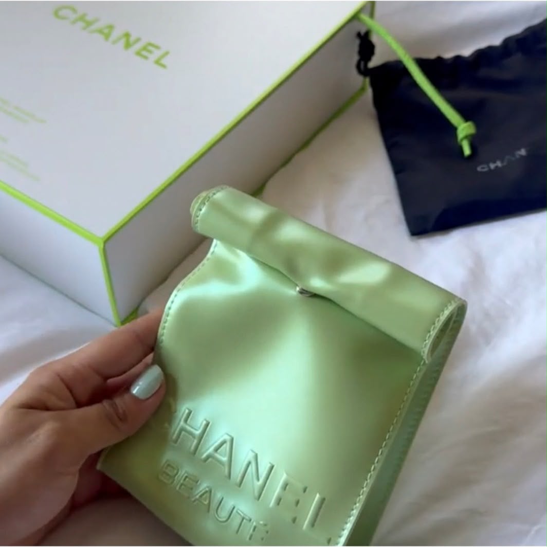 2026年新款Chanel 多用途隨身淺綠色 幻彩彷皮質化妝包 (VIP 禮物) 