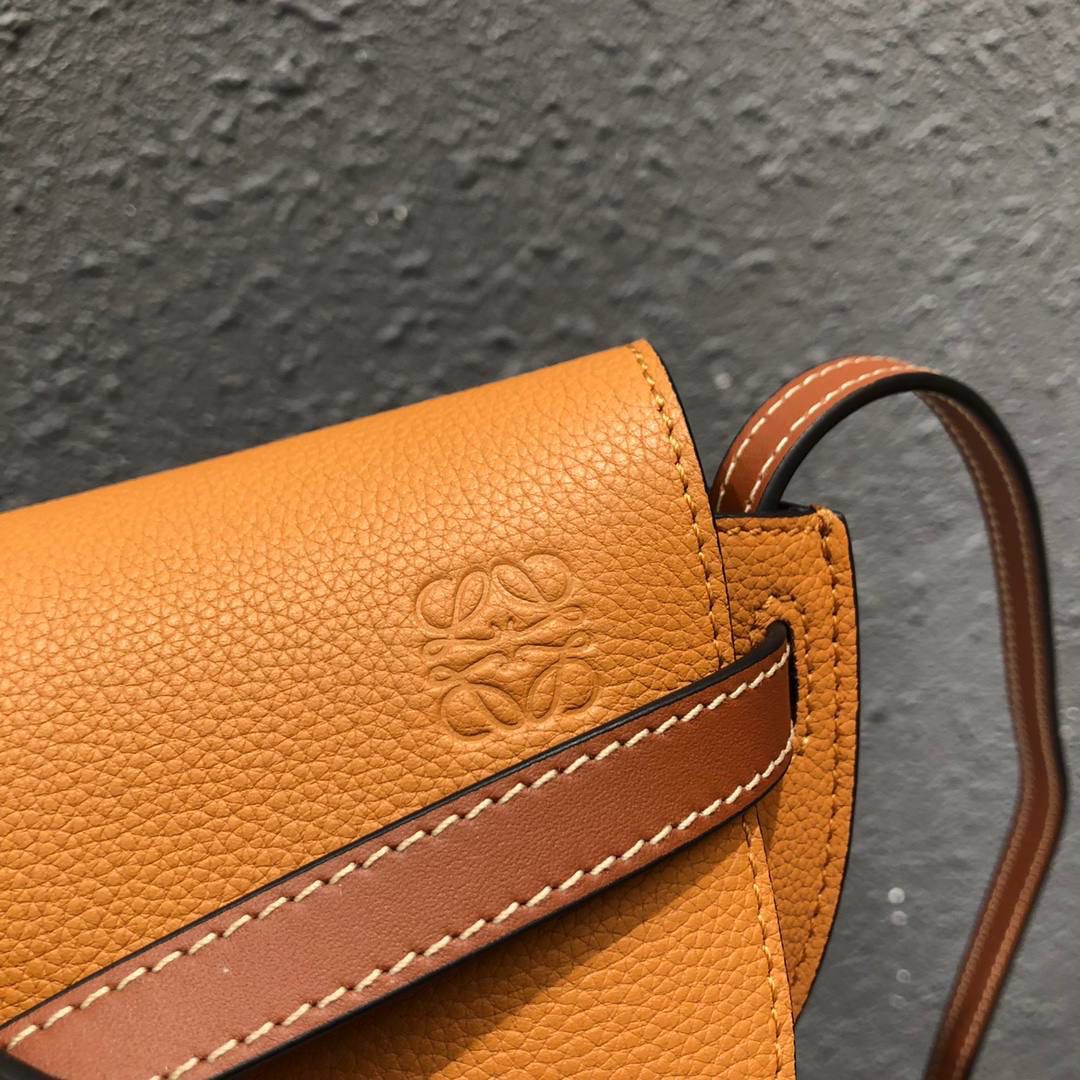 *𝘔𝘪𝘯𝘪 𝘎𝘢𝘵𝘦 手袋 明星同款#💌 尺寸:15-12.5-8cm（中部宽处21cm） 编码:061824荔枝纹棕色 包身采用非常柔韧的颗粒纹小牛皮，内里麂皮 内置两个卡槽，pro 📱可无忧 搭配马术风格的黄铜插扣，以及独特的绳结带 zp拆包定制，高端独家定制五金