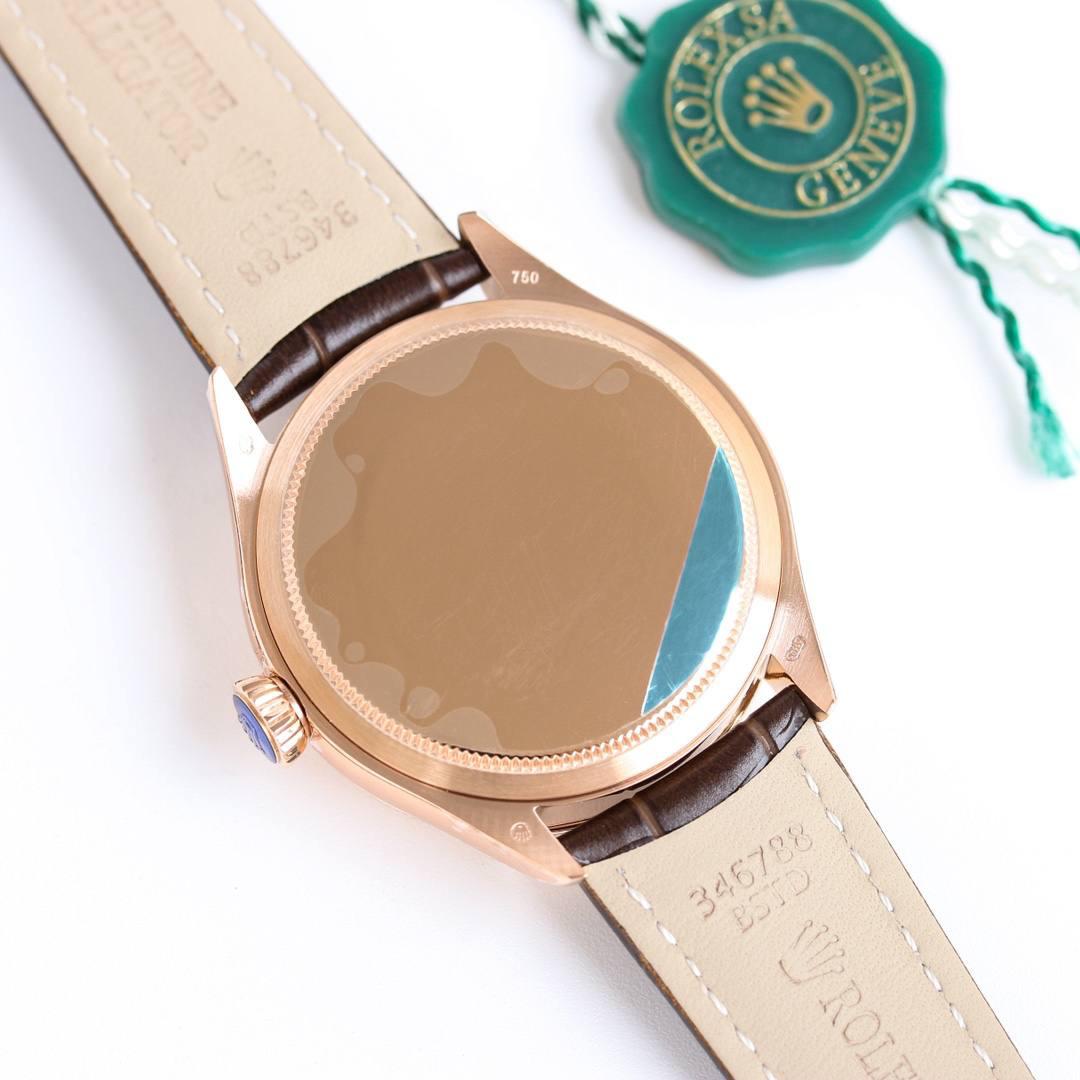 劳力士 ROLEX 切利尼日历型！🎮OT2 强势来袭！真正的机芯功能，跟正品一样的体验，细节方面：切力尼系列 【尺寸】39毫米，厚度11.5毫米！ 【机芯】搭载定制版劳Rolex3165一体机芯，大三针带小针日历功能，功能同原版一致！ 【表壳】316L精钢，顶级电镀厚金+抗氧化保护，还原本质！ 【字面】雕刻波浪纹底制造工艺 纹路立体感超强！🎮 【指针】原装顶级批花工艺！ 【镜面】蓝宝石玻璃水晶镜面！ 【表带+扣子】纹节清晰、顶级全包边工艺柔软的类美洲牛皮表带，同原版针扣方便使用！ 匠心力作 打造正品的体验 给您复刻带来不一样的正品感觉 欢迎各位表友品鉴！🎮