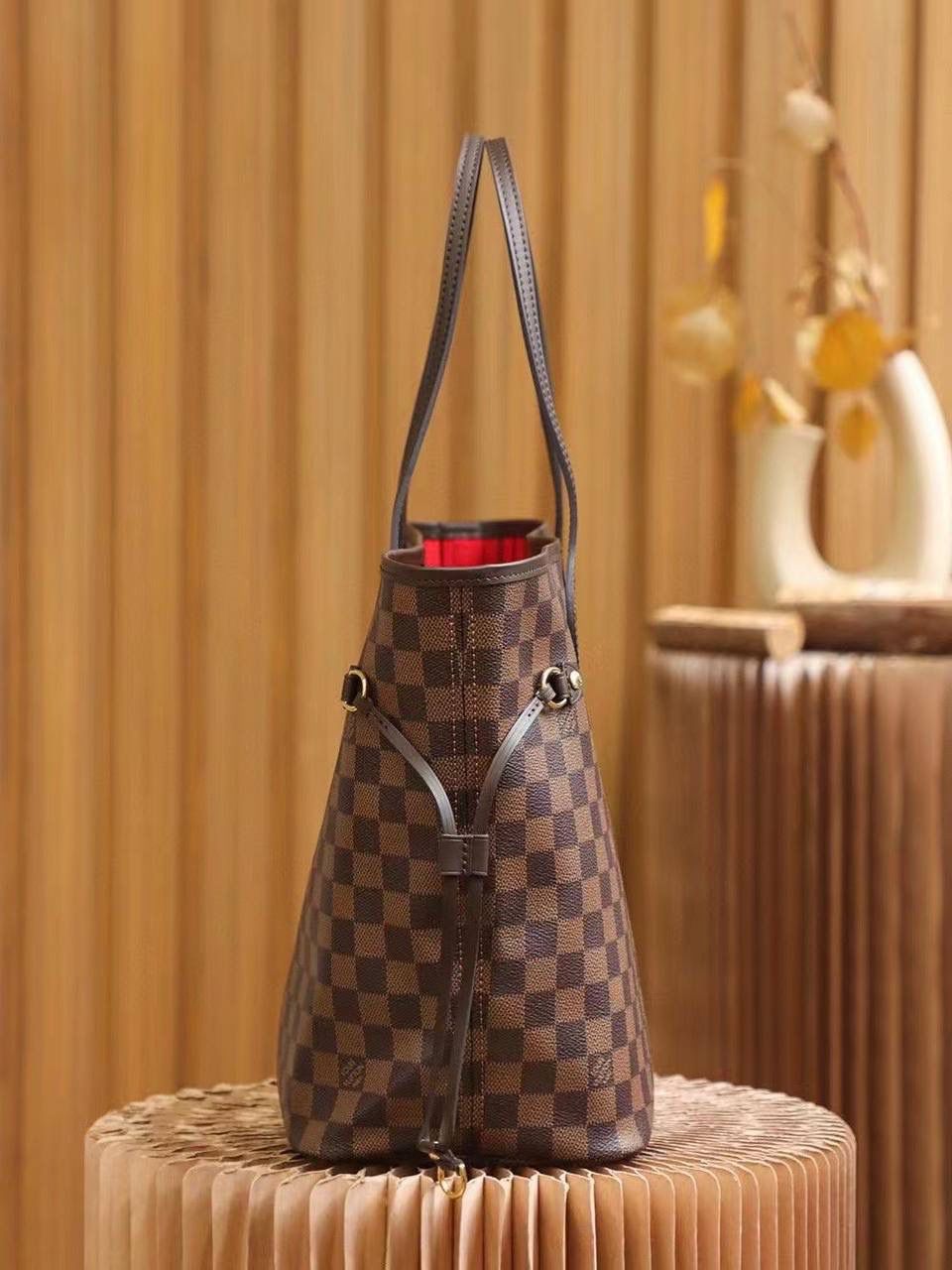 LV Neverfull 中号 👜✨ 传奇款回货啦 💯 容量大但不显笨，挺括又柔软～ 侧边系带一拉一放，造型随你变 ✨ 肩背或手提都好看，日常出门超实用 💕 Damier Azur 白棋盘帆布 📏 32 × 29 × 17 cm