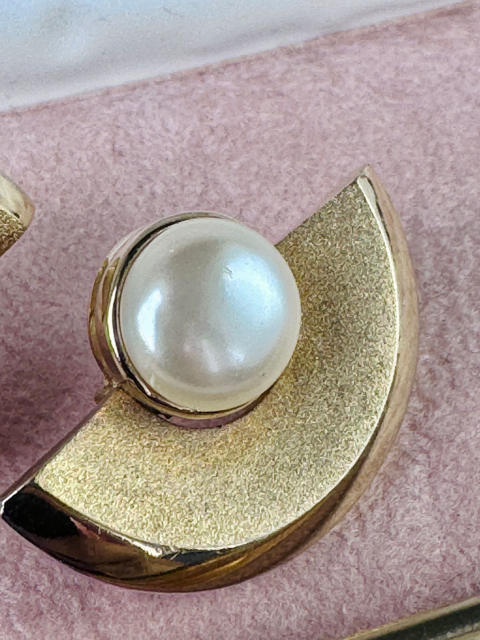 Vintage C.a. 1960-70s "Keyes" Pearl Brush Gold Clip Earrings (MT2589-5)