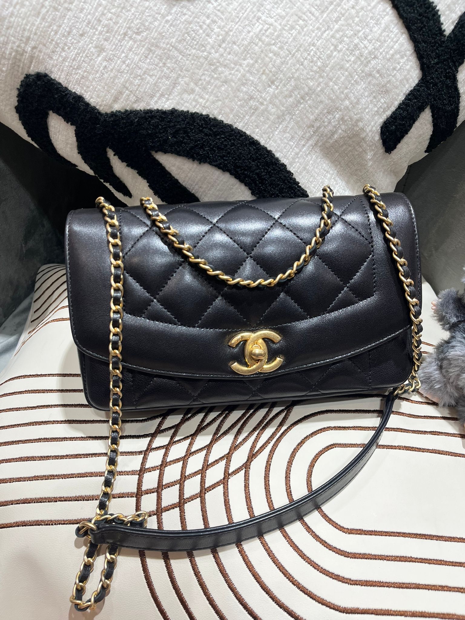 Chanel Diana flap bag 黑金扣 100%Authentic, 98%New  ✅20card✅Dust bag✅box