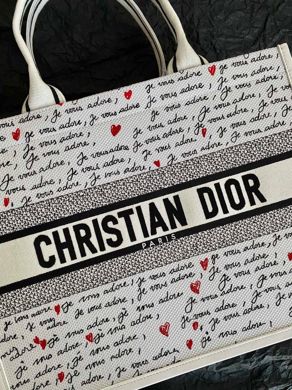 🈶爱心白 𝗗𝗜𝗢𝗥 𝗯𝗼𝗼𝗸 𝘁𝗼𝘁𝗲 中号 七夕限定，更是每一天的爱意限定 情书💌款这种淡淡的色调好梦幻 从印花到纯色都散发着治愈的气息 刻印的纹理感，伸手可触 连绵不断的法语我爱你'点缀着爱心❤️ 是写满了法式浪漫的包包呀！ 请拥有，这独一份的爱意 36×16×27cm