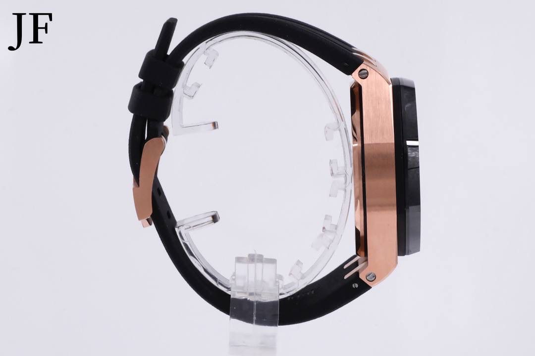 🚀品牌：AP大熊猫🚀 系列：俗称金大熊猫 机芯：3126计时自动机械 材质：316精钢表壳 陶瓷圈 直径：42mm 皮带：橡胶表带 表扣：原装针扣 玻璃：蓝宝石水晶玻璃