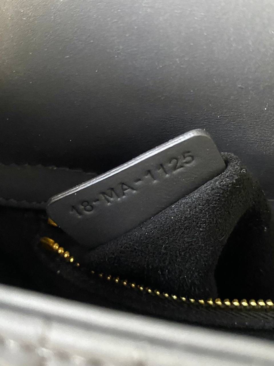 磨砂黑🖤 𝗗𝗜𝗢𝗥 𝗟𝗮𝗱𝘆磨砂三格 大热门款，老客的补单王❤️‍🔥 进口磨砂牛皮材质，同色哑光五金 比羊皮漆皮都要高级不少 没有了大家闺秀的矫柔造作 暗黑风多了些特立独行的酷劲儿 17×15×7cm