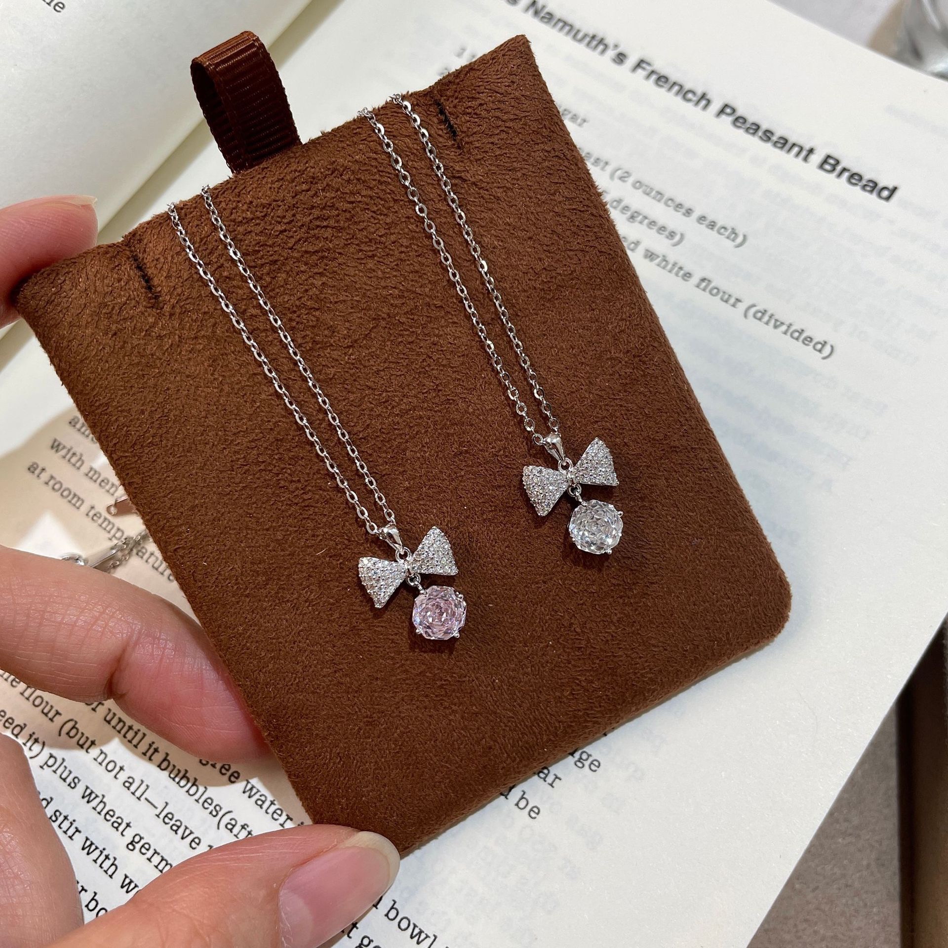 蝴蝶结玫瑰切项链