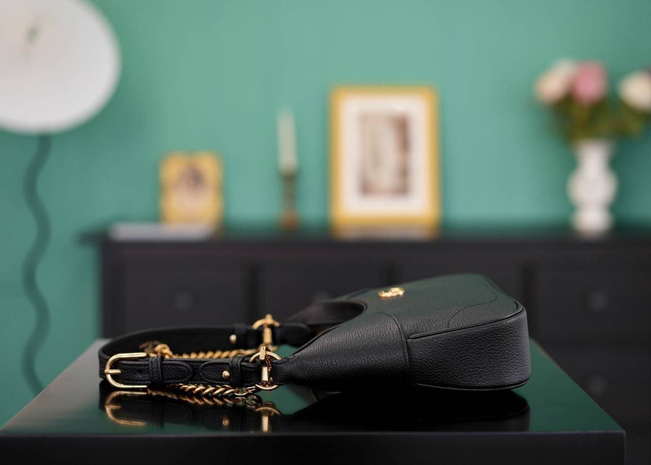 🥯Aphrodite系列小号新月造型肩背包 克色25cm 正品售价,500 复古又高级的新月造型，近期热搜新品 版型超正，实物真的超级美 山羊皮柔软但却耐造 三根肩带，实现多种背法~ 官方款号 731817 尺寸：25x 19x7cm