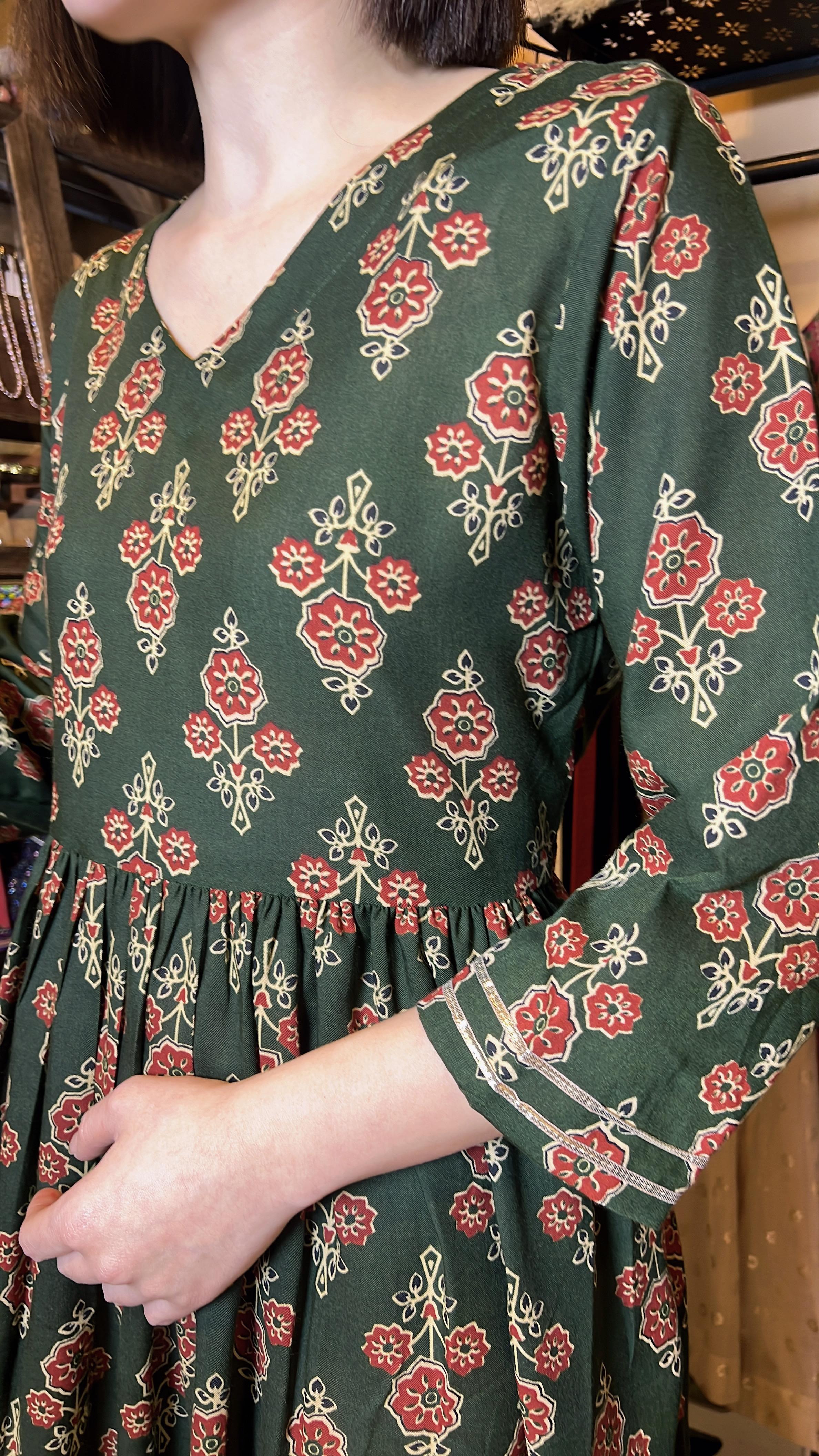 Vintage Green Red Flower V Neck OP 44" #1056