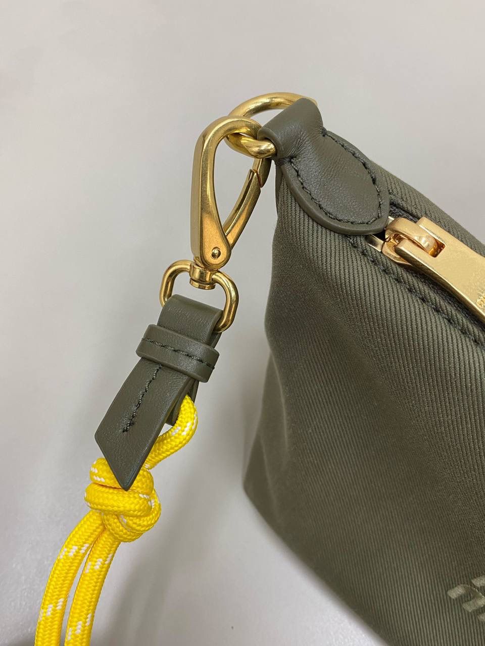 销量王🔥 𝐌𝐢𝐮𝐌𝐢𝐮饭盒包 橄榄绿 啊啊啊，好喜欢这个彩色的碰撞！ 帆布面料搭配撞色小彩绳直接封神了！！ 每个配色，简直就是锦上添花 不敢想象这个夏天背这只有多好看！ 容量就不用说了 很好装 还很耐磨 性价比也特别的高～ 时髦精必入这只好吗 绝对日常出门回头率超高的一只 抓紧冲吖！！！ 18.5×14×10cm #F0006m