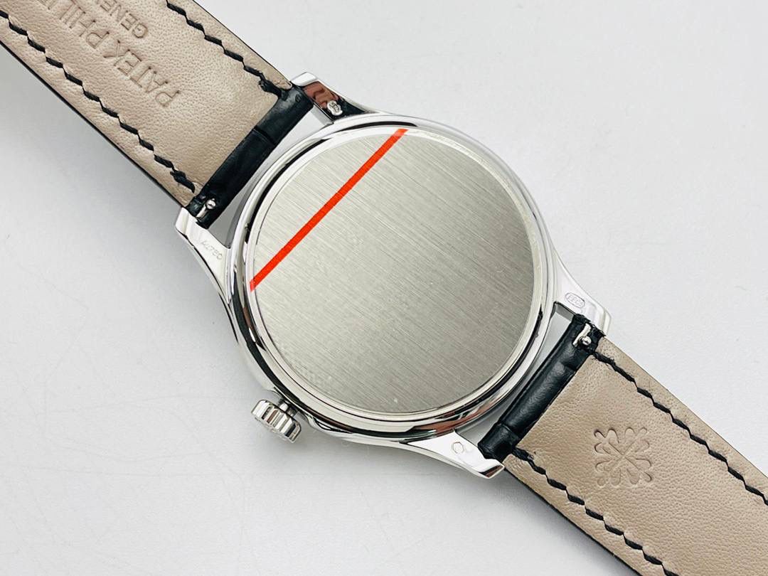 2021心诚所致，震撼推出精细美学代表之作——百达.翡丽古典表系列——5296V3版！【细节升级如下】腕表尺寸38mmX9mm 薄而有质！🤩😍 1⃣️完善表壳细节，提升打磨质量，独家还原出正品的完美比例和特有质感。 2⃣️刻度，指针采用最新的贵金属电镀技术加持，效果更佳出彩！ 3⃣️“锅盖型”微凸蓝宝表镜，版型与正品一致，效果通透，辨时清晰。 4⃣️【引领一体机时代】采用定制版Cal.324一体机——更薄，更稳，更像。 【表带】经典意大利小牛皮表带，纹路清晰，质感上乘。针式表扣打磨齐整光亮，通用原装无压力。