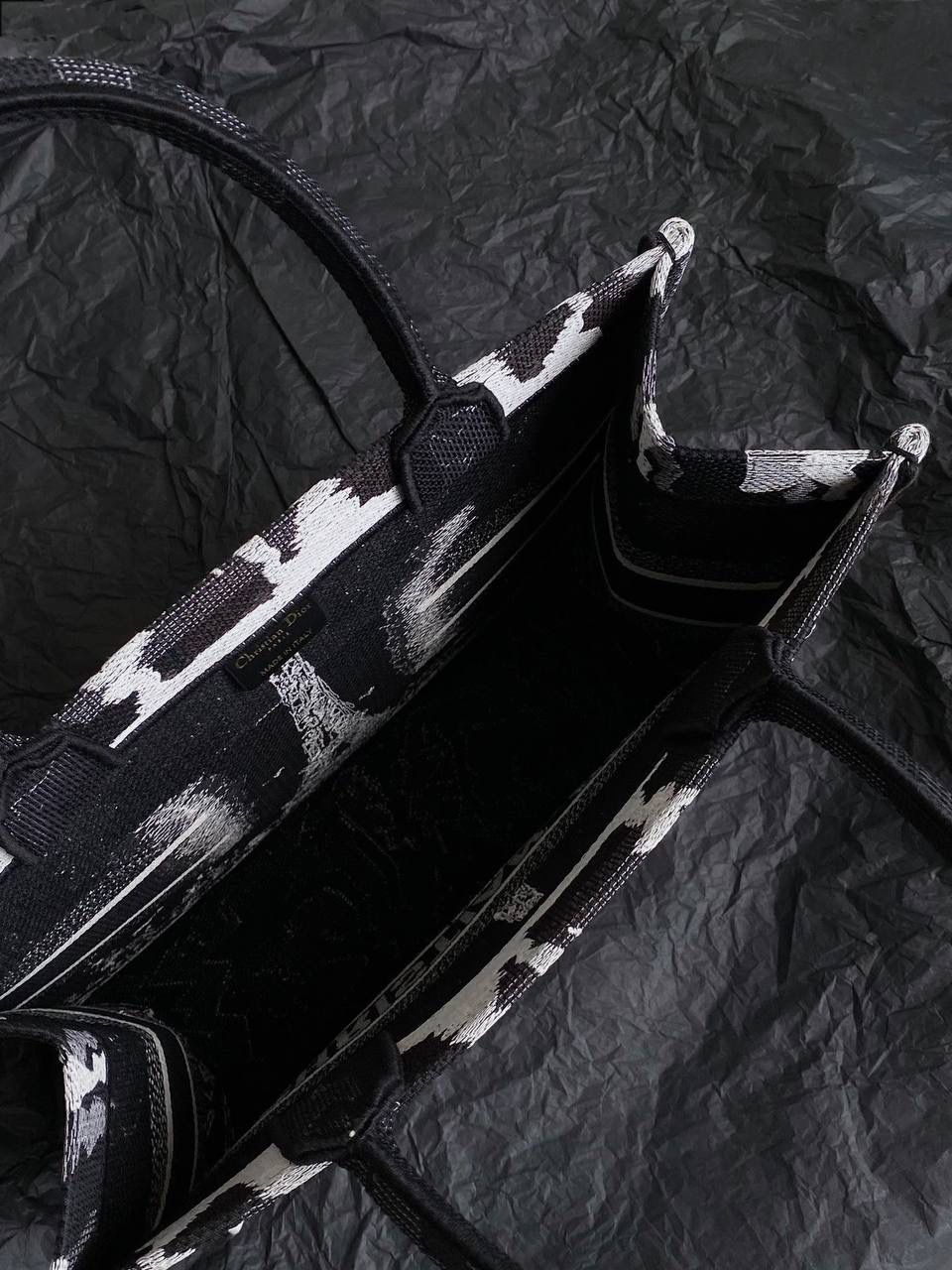 🈶黑色中号 𝗖𝗗 𝗕𝗼𝗼𝗸 𝗧𝗼𝘁𝗲 24夏季"巴黎铁搭" 说实话，近年来花卉系列有点看乏看腻的 请你们一定看看这一只，新的炙热款！！🔥😍 本季主打的Dior与埃菲尔铁搭的浪漫邂逅，惊艳了全网 真真实实绣在整个包上，砖柜超级难抢的！ 黑白色调干净利落，复古又神秘的法式浪漫🖤 那种高定视觉，沦陷了！沦陷了！ 行走的巴黎街头很是时髦，我先冲了！ 36×27×16cm