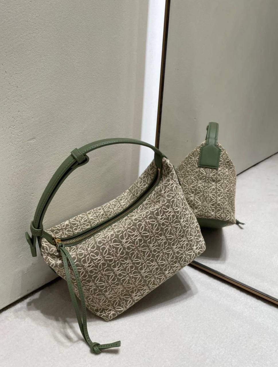 * 𝘊𝘶𝘣𝘪 𝘈𝘯𝘢𝘨𝘳𝘢𝘮 提花布手袋✌️ 大号尺寸:27-17-22cm（顶部宽处34cm） 编码:062102 黑色【配全套礼盒】 包包面料挺括度适中，没有固定形状 ，背上出门慵懒氛围感十足😘，肩带可以调节，伸缩至腋下背，单肩，手拎皆可