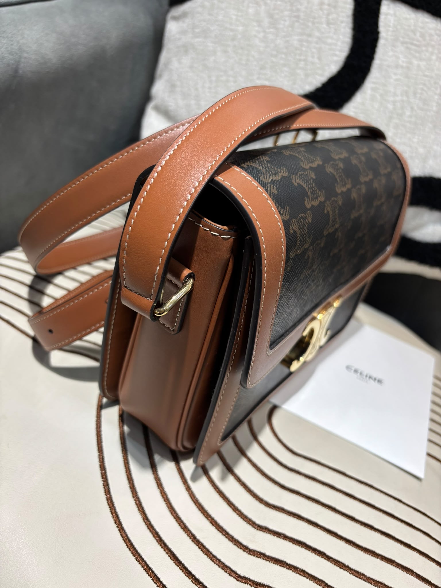 全新 Celine TRIOMPHE classic medium, 凱旋門金扣box,100%Authentic,brand new 全新 ✅專門店收據✅Dust bag ✅Box