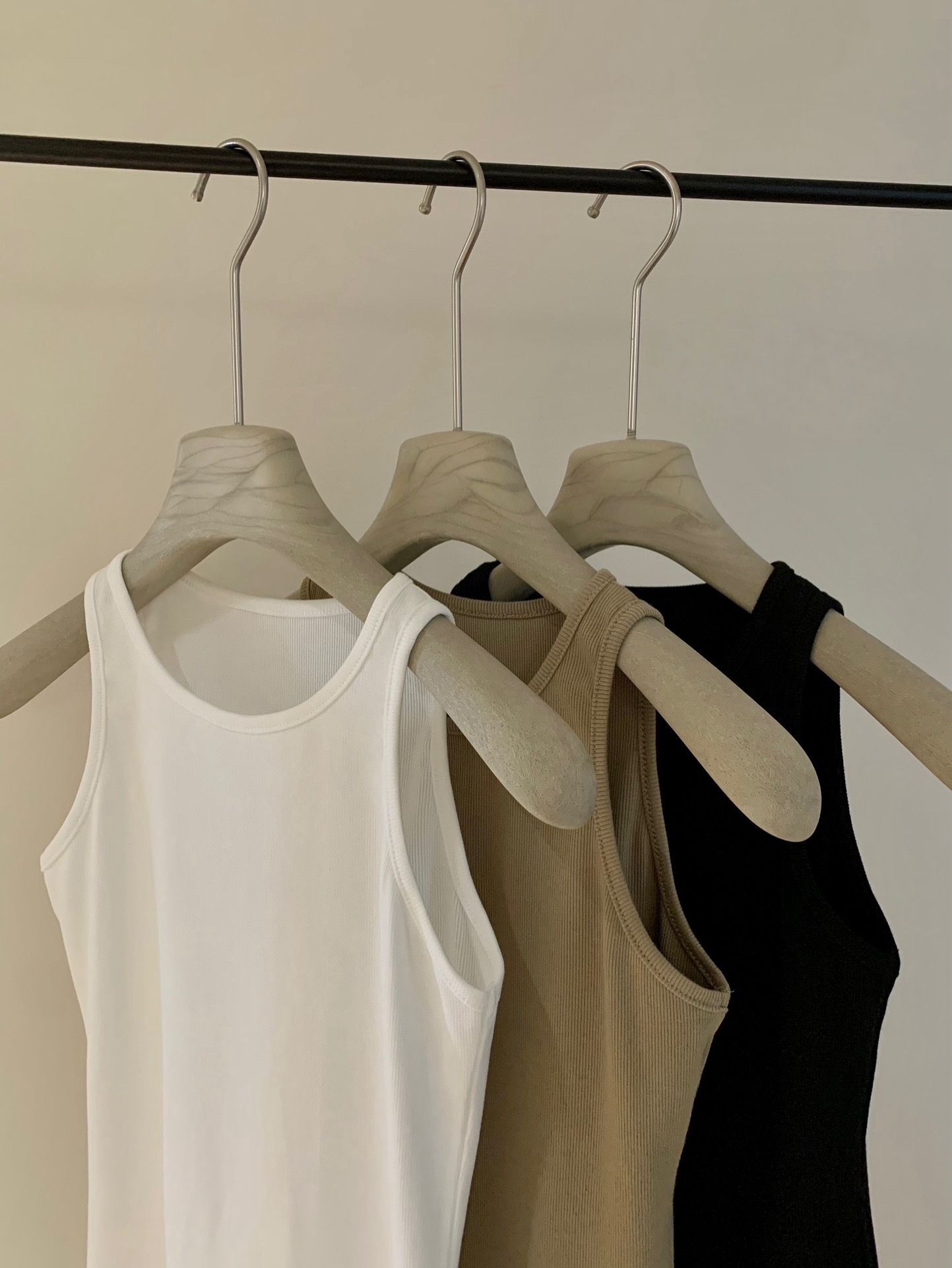 Victoria Tank Top + A-line Pleated Maxi Skirt 极简风圆领背心+百褶大摆半身裙两件套(附送腰带) (3 Colours)